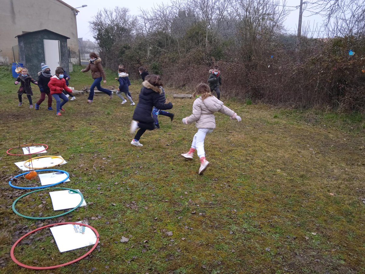 usep_79's tweet photo. #SOP2022 
A Rom, les CP et CE1 fabriquent de petits équipements sportifs à partir de matériaux destinés à être jetés et facilement récupérables. L’objectif est de sensibiliser les enfants au réemploi et au recyclage.🌎

@usepnationale @Paris2024 @DSDEN79 @leclercarno https://t.co/mm4299zjqZ