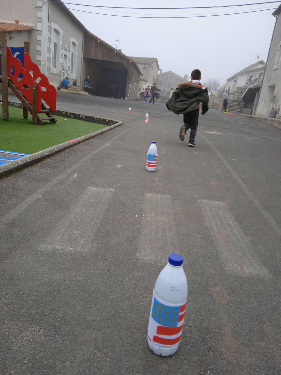 usep_79's tweet photo. #SOP2022 
A Rom, les CP et CE1 fabriquent de petits équipements sportifs à partir de matériaux destinés à être jetés et facilement récupérables. L’objectif est de sensibiliser les enfants au réemploi et au recyclage.🌎

@usepnationale @Paris2024 @DSDEN79 @leclercarno https://t.co/mm4299zjqZ
