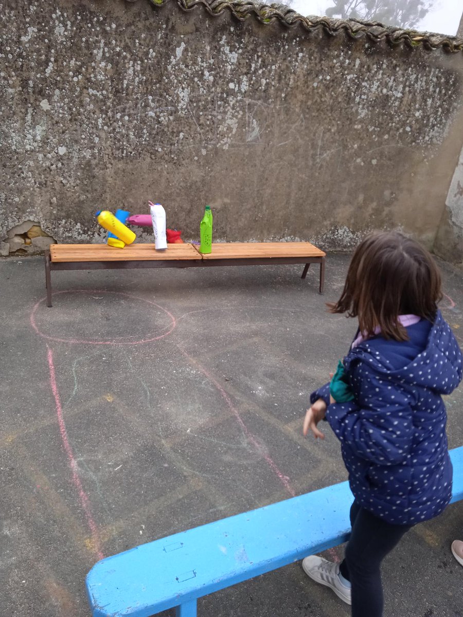 usep_79's tweet photo. #SOP2022 
A Rom, les CP et CE1 fabriquent de petits équipements sportifs à partir de matériaux destinés à être jetés et facilement récupérables. L’objectif est de sensibiliser les enfants au réemploi et au recyclage.🌎

@usepnationale @Paris2024 @DSDEN79 @leclercarno https://t.co/mm4299zjqZ