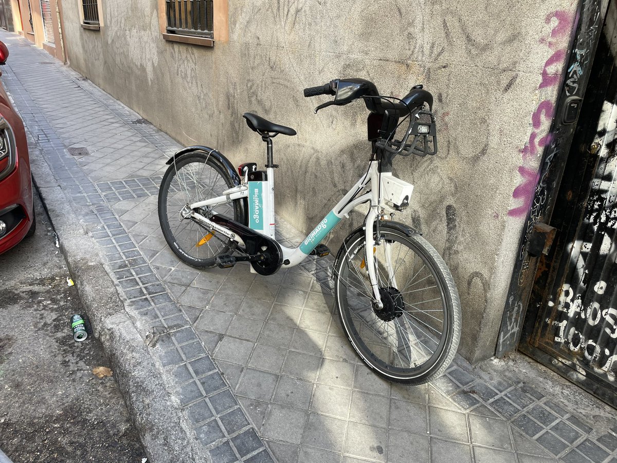PabloGarGut's tweet photo. @BiciMAD calle Ponciano 12, BiciMad GO 11 bloqueando por completo el paso para personas con movilidad reducida Por favor, castigad este tipo de conductas https://t.co/piDIWhOGxQ