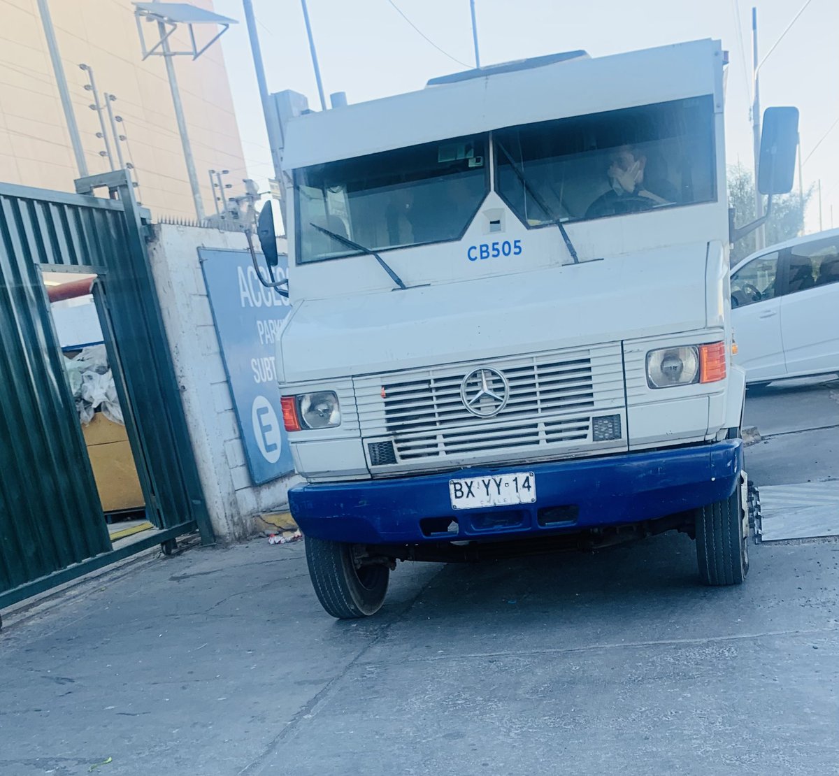 Yekaparedes's tweet photo. Estos son los prepotentes de @Brinks que te tiran el camión encima para estacionarse, Pero como son matones nada se les puede decir!!! https://t.co/4qjNa5kKpd