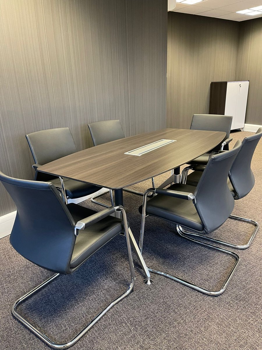 A small install today for one of our clients exec office. Great value products and client is over the moon.

#officefurniture #desks #interiordesign #meetingrooms