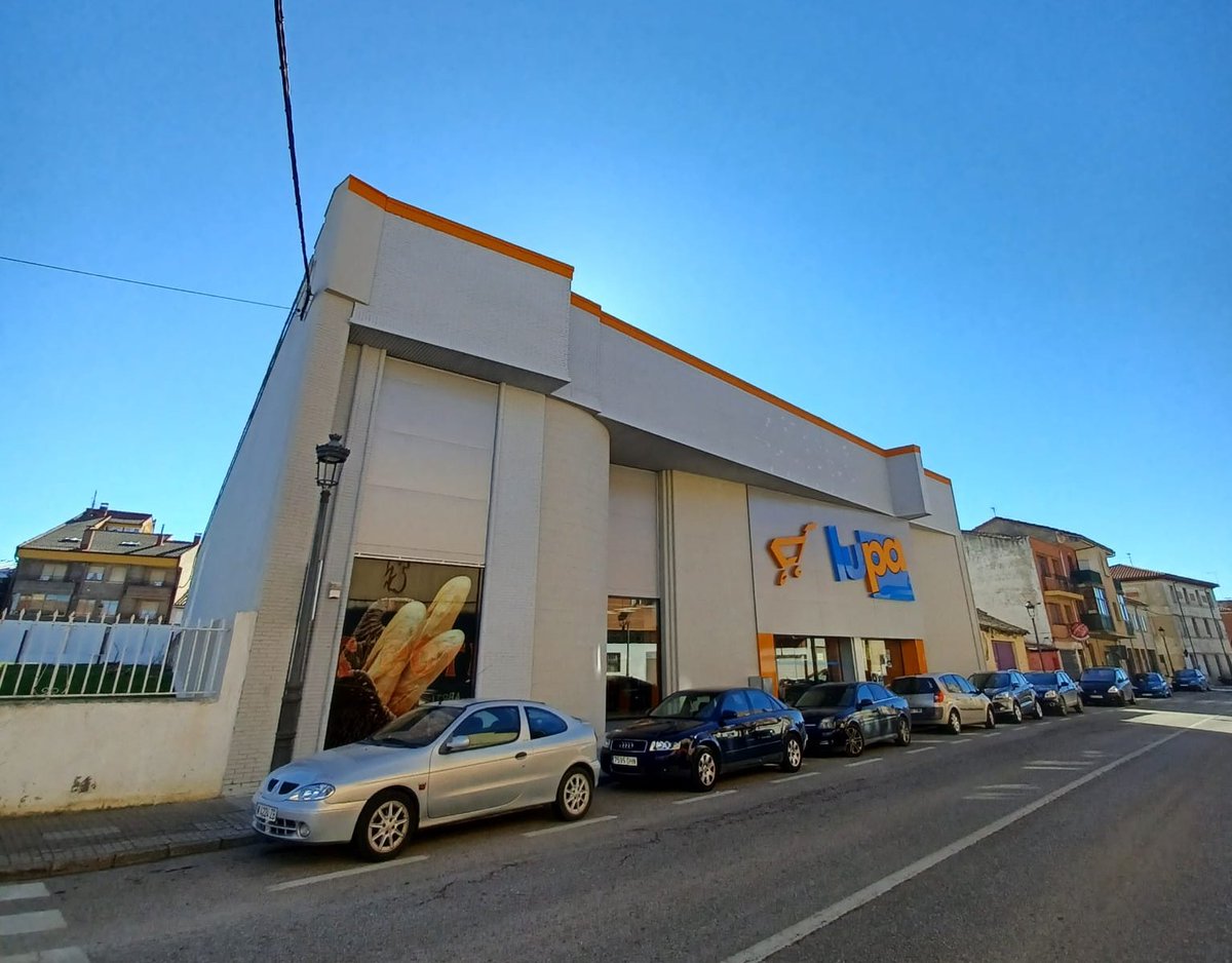 riotmadrid's tweet photo. Este supermercado de pueblo fue una de las mejores salas de conciertos de España. 

Hilo de homenaje a Las Vegas 2 https://t.co/fZEWOT5unV