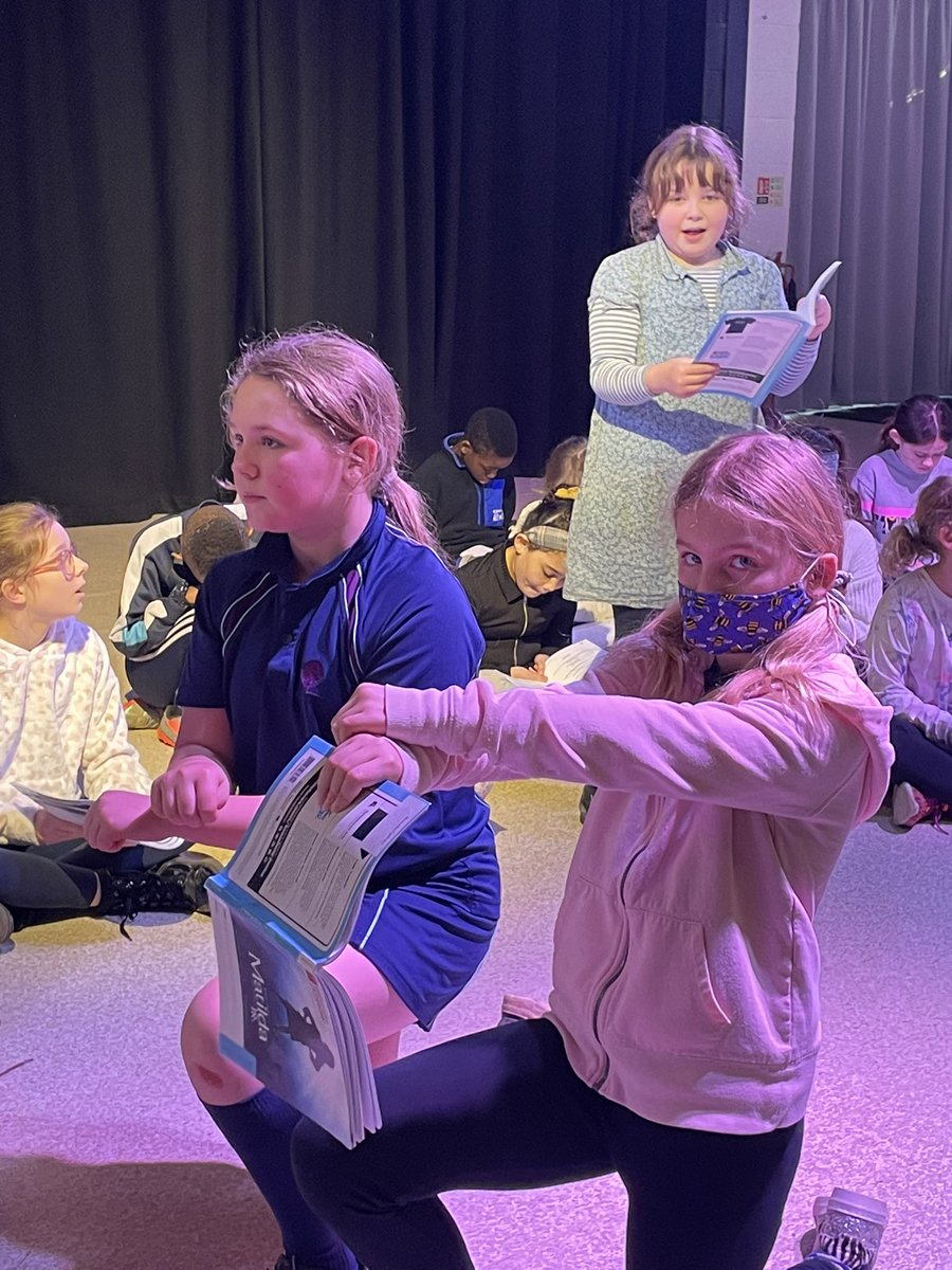 CarrdusYear6's tweet photo. The lights are on and we are really getting into character now! #matildajnr #performance #character @CarrdusYear5 https://t.co/C1ffW9UByJ
