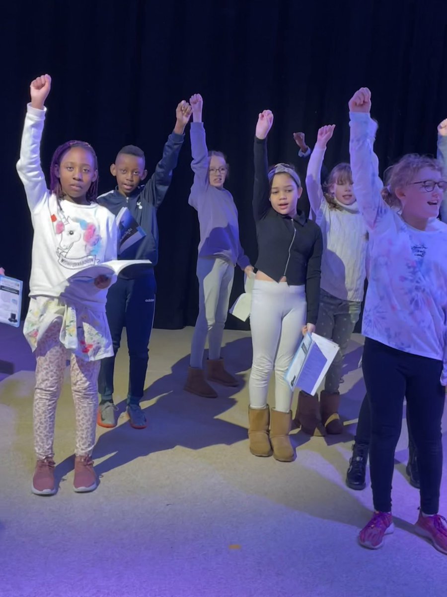CarrdusYear6's tweet photo. The lights are on and we are really getting into character now! #matildajnr #performance #character @CarrdusYear5 https://t.co/C1ffW9UByJ