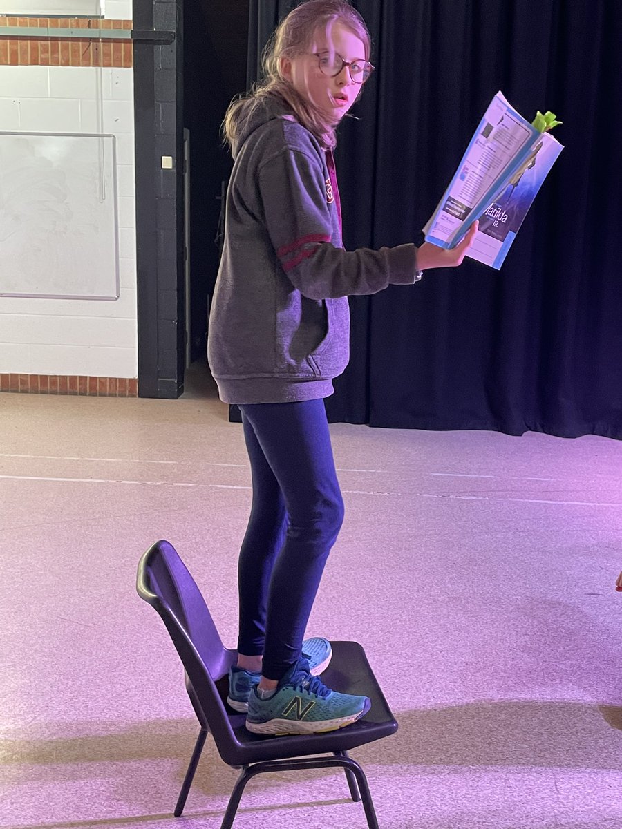 CarrdusYear6's tweet photo. The lights are on and we are really getting into character now! #matildajnr #performance #character @CarrdusYear5 https://t.co/C1ffW9UByJ