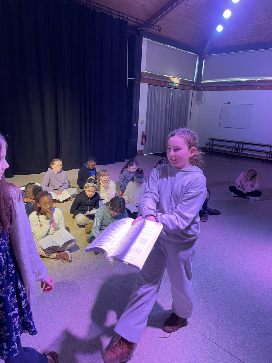 CarrdusYear6's tweet photo. The lights are on and we are really getting into character now! #matildajnr #performance #character @CarrdusYear5 https://t.co/C1ffW9UByJ