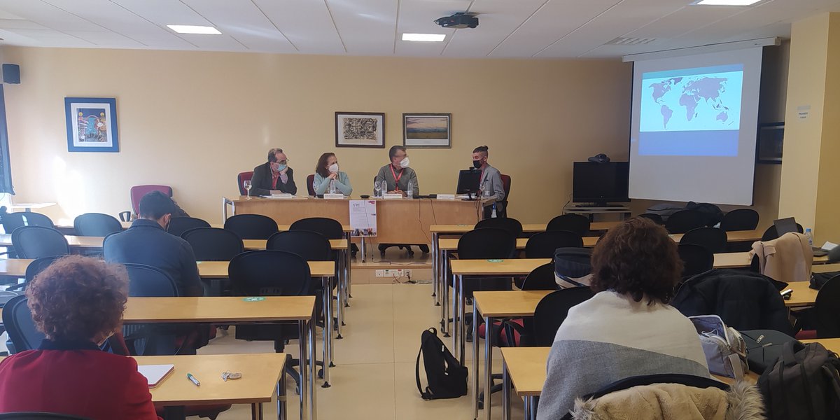 ViiiAhc's tweet photo. Para cerrar la mesa redonda, interviene Germán Santana (Universidad de las Palmas de Gran Canaria) con la ponencia: "Evoluciones y comparativas de las islas atlánticas africanas: dominios, atlanticidad insularidad y papel ante los espacios continentales". https://t.co/mgoCdyZxbc