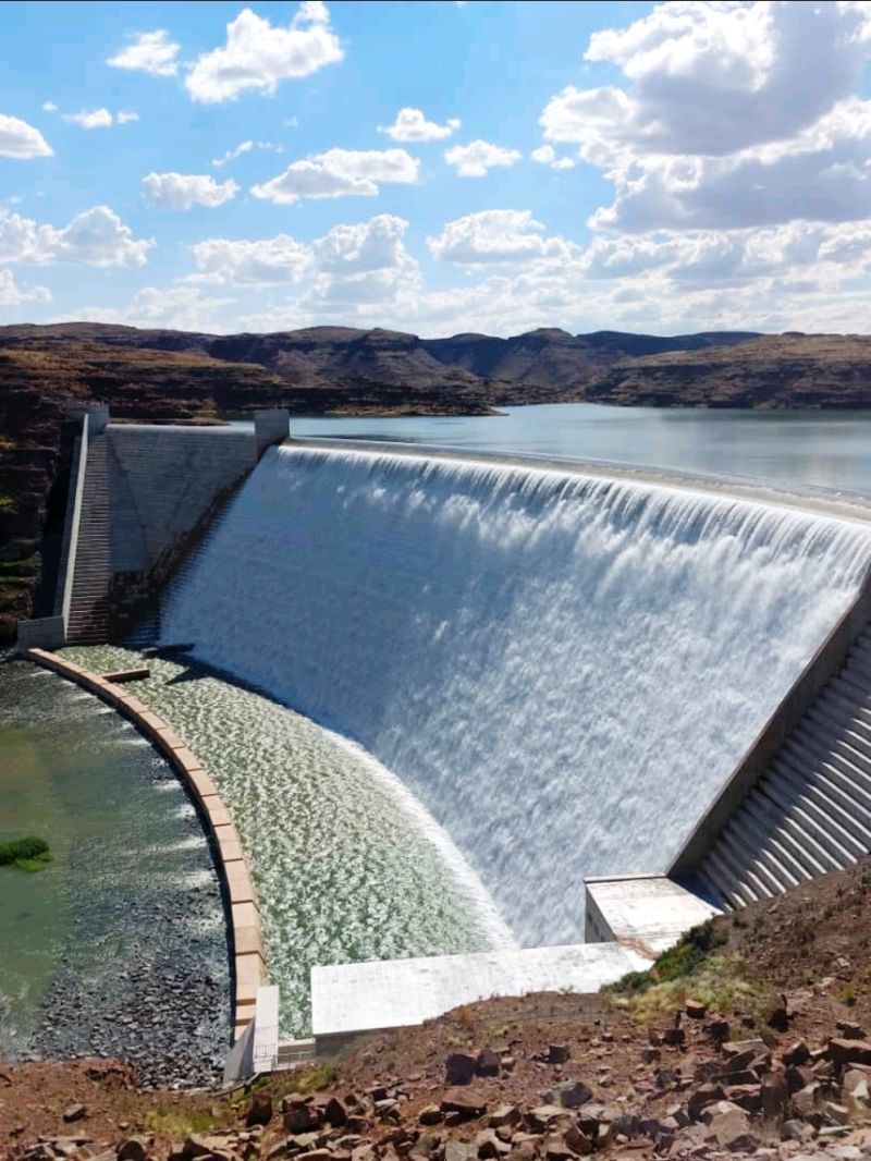 Tourism_Board's tweet photo. Namibia's biggest dam the Neckartal Dam located just outside Keetmanshoop has reached full capacity level and the water has started overflowing.
Visitors/Tourist will be allowed to visit the dam daily at 09h00, 12h00 and 15h00 respectively.
📸. by Guido Scalzi https://t.co/okgBRaozVT