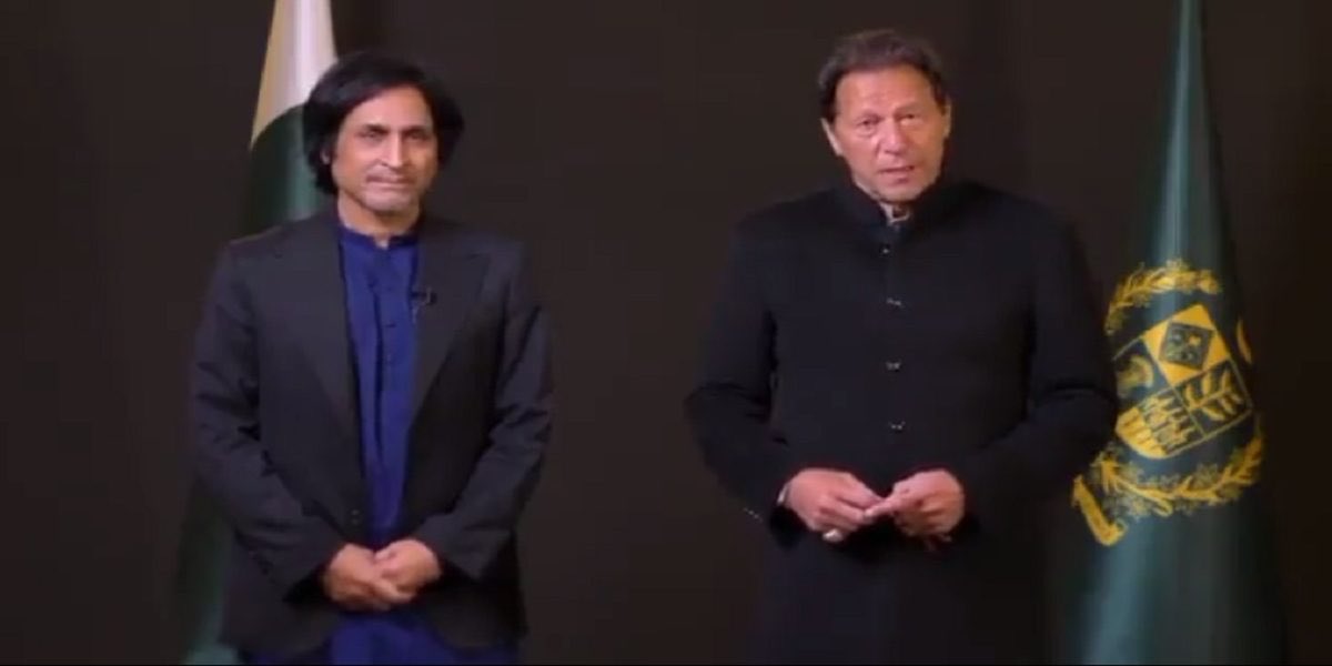 SamreensWorld's tweet photo. Now this is what you call as #promotion . We surely can see a difference in @TheRealPCB strategy .. 🤩 Master stroke 🏏 #PSL7 @iramizraja @TheRealPCBMedia 👏👏🤞 #PakistanCricket https://t.co/jJbLUcGlrb