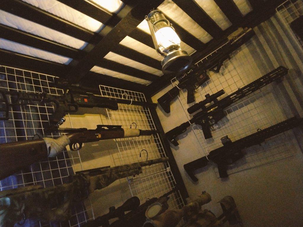 ISyouhei's tweet photo. ロフトベットの下を…
お掃除×DIYで…自分の部屋の一部なんて思えません。
イメージは東南アジアの武器商人の私物武器の秘密貯蔵庫www
もう最高過ぎる
#DIY
#zippo
#サバイバルゲーム
#サバゲーマー 
#男子サバゲーマー
#秘密基地
#武器庫 https://t.co/rIymsKp43P