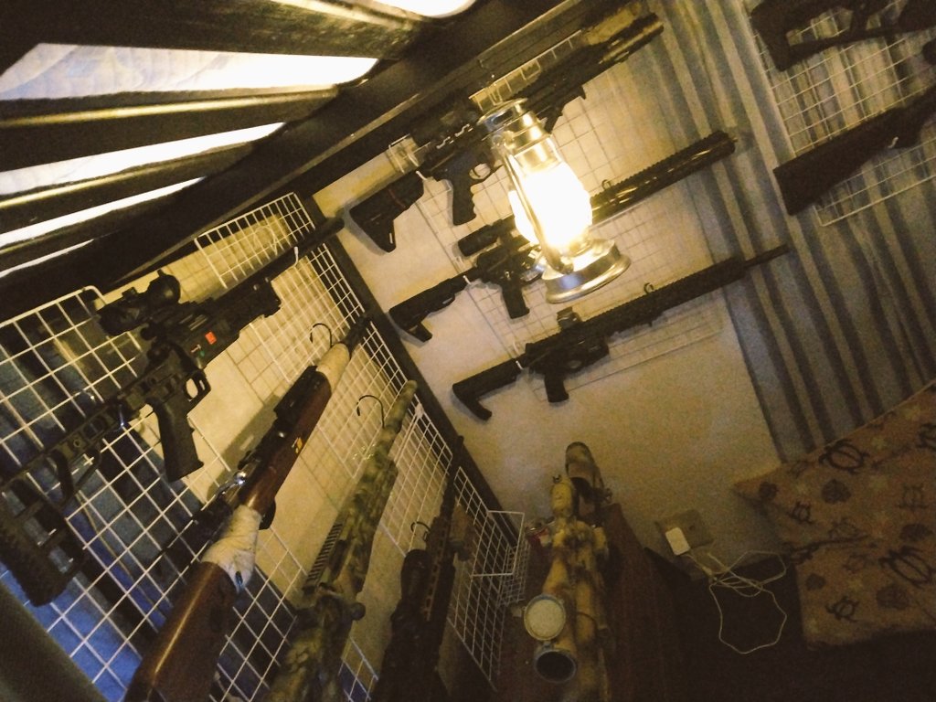 ISyouhei's tweet photo. ロフトベットの下を…
お掃除×DIYで…自分の部屋の一部なんて思えません。
イメージは東南アジアの武器商人の私物武器の秘密貯蔵庫www
もう最高過ぎる
#DIY
#zippo
#サバイバルゲーム
#サバゲーマー 
#男子サバゲーマー
#秘密基地
#武器庫 https://t.co/rIymsKp43P