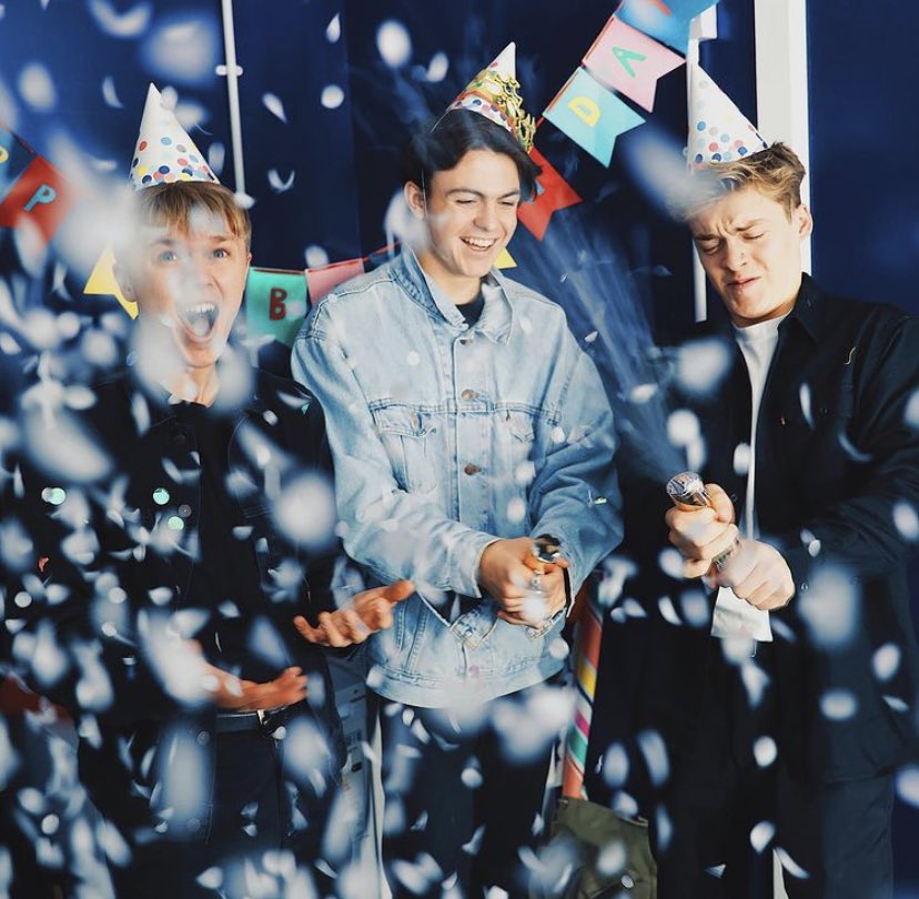 squadnewhope's tweet photo. AVISEM QUE HOJE FAZ 2 ANOS DO MAIOR E MELHOR SQUAD DO NHC 🎉

mto obg por tds os momentos incríveis durante esses 2 anos, sou mto grata a tds por td e amo mto vcs <3

2 anos sofrendo por músicas e se humilhando por notice, q venham mto mais!!

obs: vamos add novates essa semana!! https://t.co/wjY9d9Fp9m
