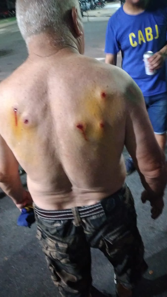 Nicoambrogi's tweet photo. Hola buen día. Nada más para preguntar si ya algun medio de los llamados "importantes" habló del calvario que vivió con la policía el hincha genuino de Boca (y con entrada) afuera del estadio de Estudiantes. No? Ah bueno. Soretes. https://t.co/eZeJIQBEnw