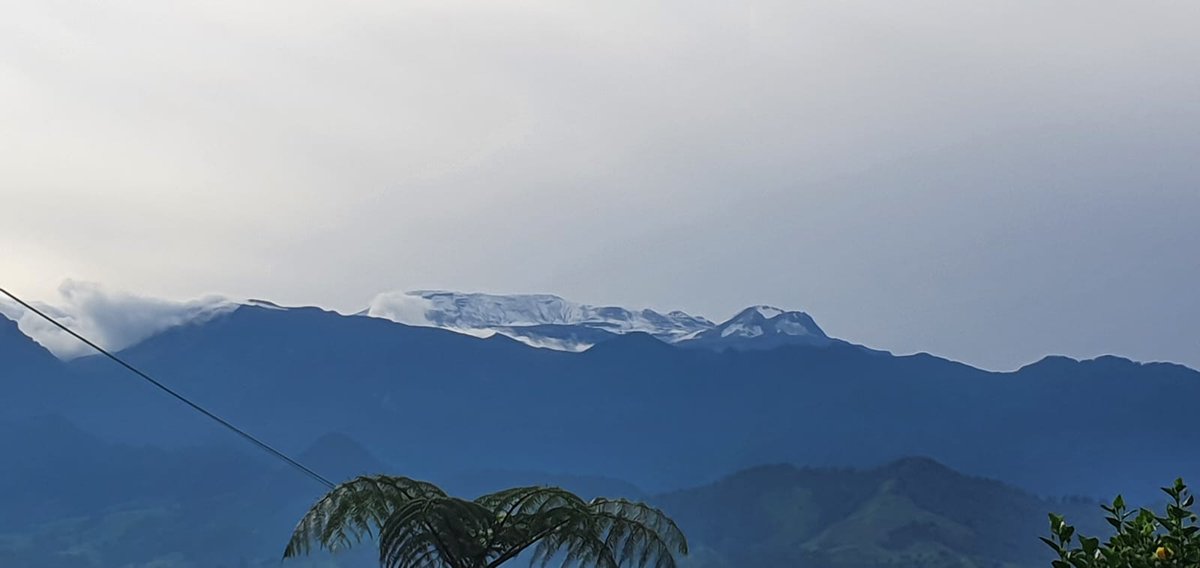 alvarohgallego's tweet photo. Nuestro nevado, el nevado del Ruiz hoy en todo su esplendor matinal.

#pnnn #elruiz #manizales https://t.co/RtfcS9F20z