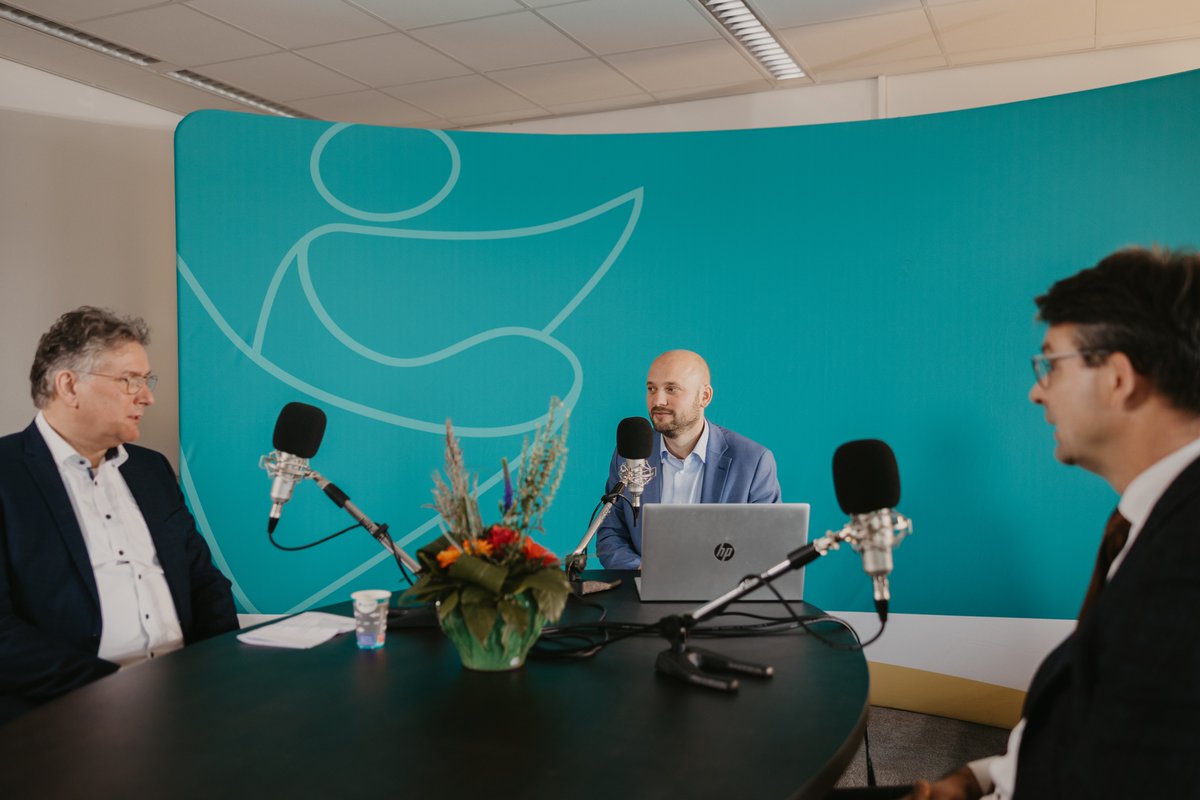 Ja, daar is 'tie! 😀 🎙️ De eerste aflevering van de 'Hoornbeeck Podcast' vind je via hoornbeeck.nl/podcast. Luisteren en abonneren maar! ✅ #25jaarHoornbeeck #HoornbeeckPodcast