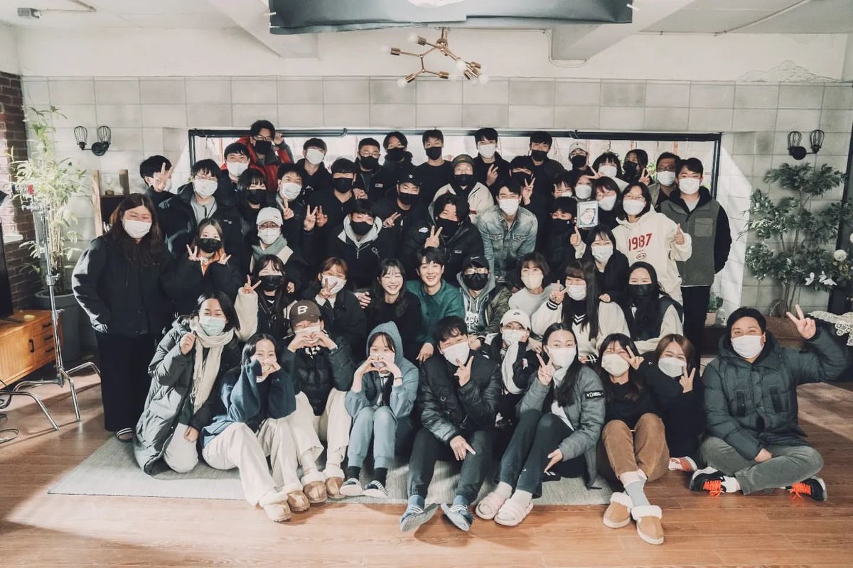 infodrakor_id's tweet photo. Good bye tim drama SBS #OurBelovedSummer 😍

Drama realistis dikemas dengan ost yang menarik + dibumbui kisah yang gelad geluh gemes sampe menyayat hati. Such a beautiful drama. Sugohaesseoyo 🎉 https://t.co/Lhom14T5Je