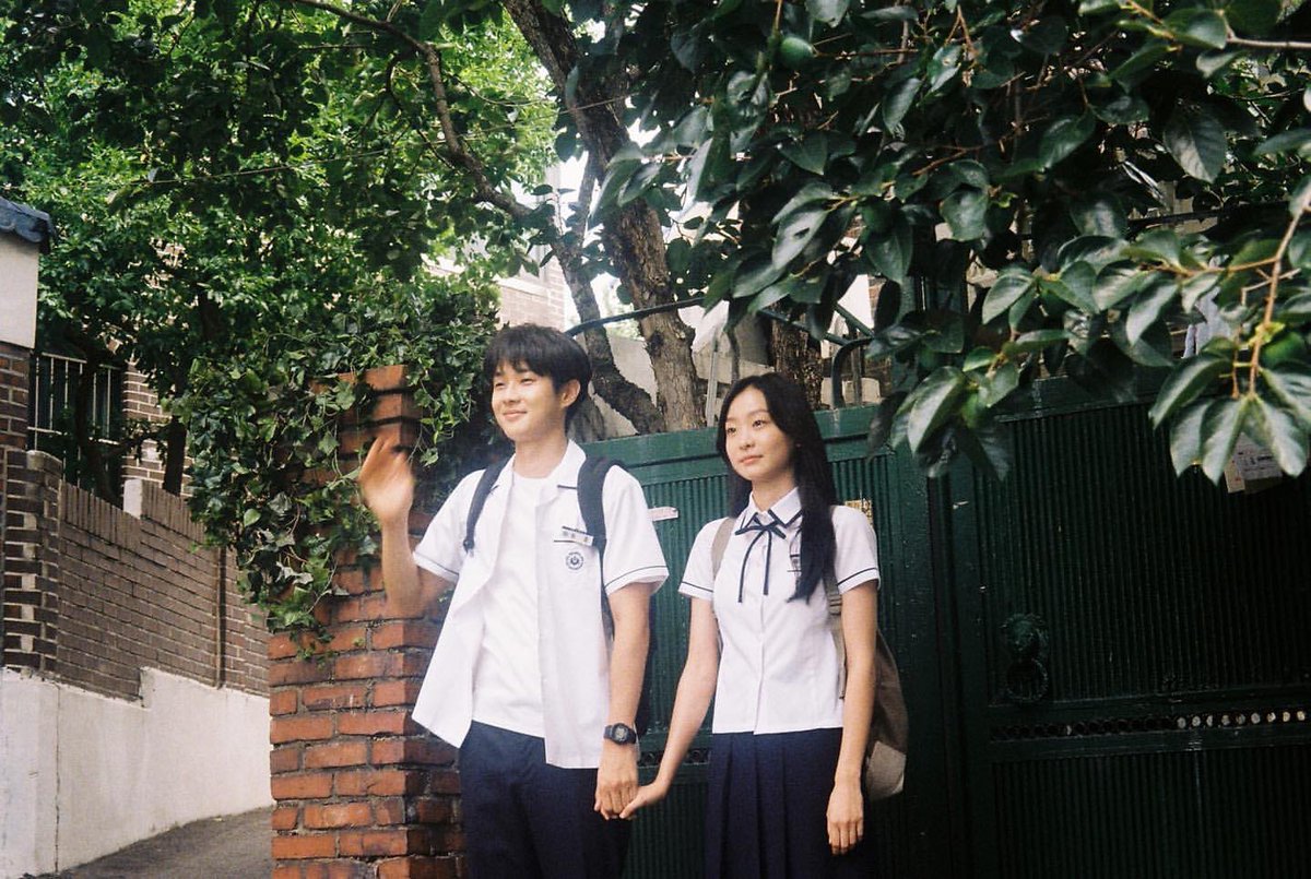 infodrakor_id's tweet photo. Good bye tim drama SBS #OurBelovedSummer 😍

Drama realistis dikemas dengan ost yang menarik + dibumbui kisah yang gelad geluh gemes sampe menyayat hati. Such a beautiful drama. Sugohaesseoyo 🎉 https://t.co/Lhom14T5Je