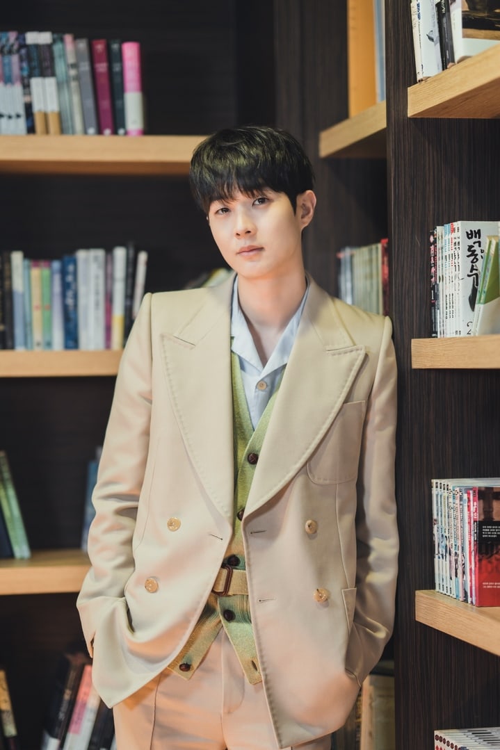 misaeng1995's tweet photo. 'Unlike Choi Woong, I tend to be more honest. If I like something, I tend to express it a lot'
lmao
😉 We know, #ChoiWooshik , that's what I like most about you, never change!!
#OurBelovedSummer #postinterview https://t.co/yMh2FTapgb