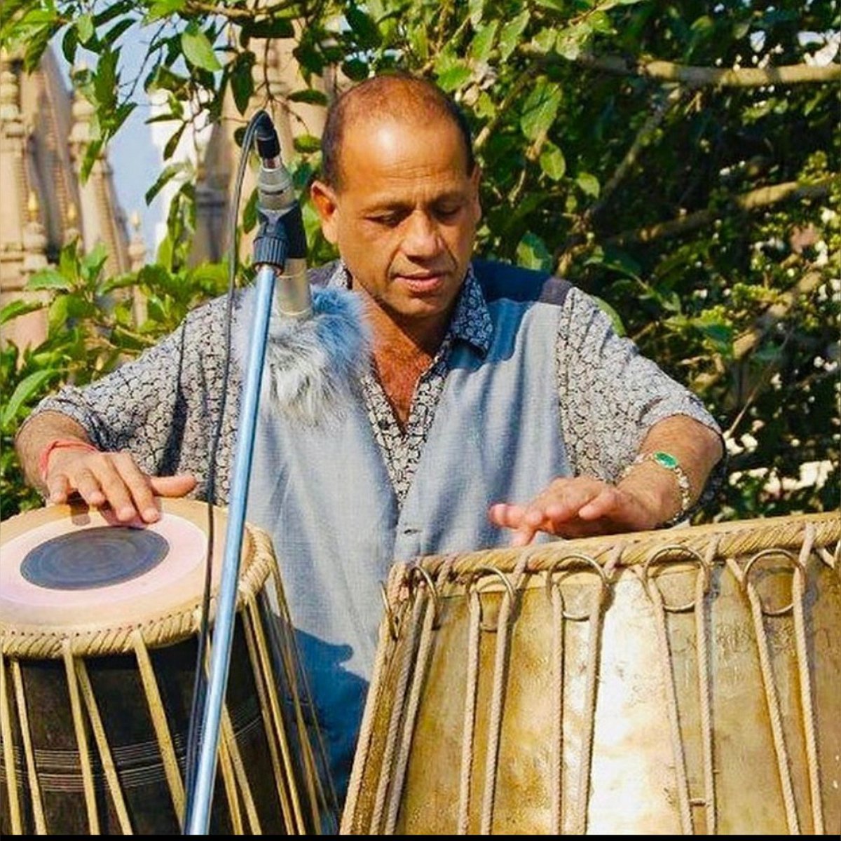 HumansVaranasi's tweet photo. "If there was one thing that interested me most in my childhood, it was the tabla. So much so that I ended up designing the world's largest tabla, registered in the Guinness World Records!"
#GuinnessRecord #humans #stories #humansofvaranasi #Inspiration 
https://t.co/SE0gSxi4Oa https://t.co/Bi7dSLtPKC