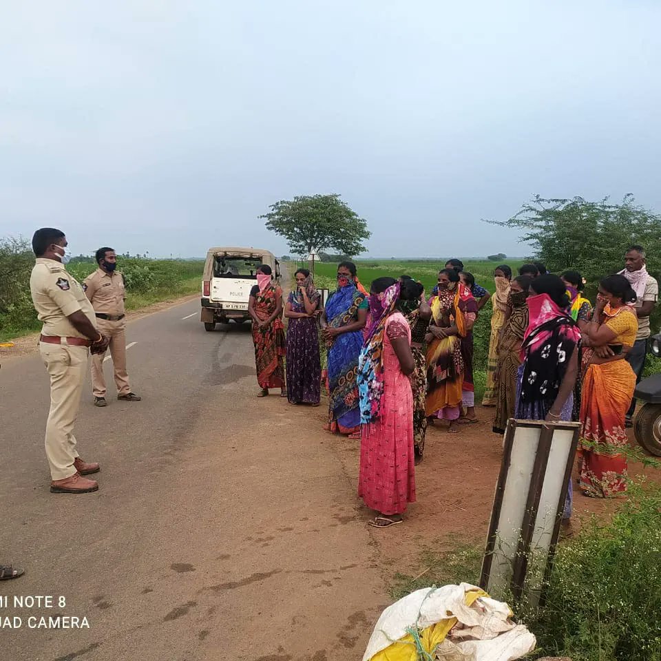 sp_nlr's tweet photo. జిల్లా యస్.పి.గారి ఆదేశాలమేరకు కరోనా వ్యాప్తి నివారణచర్యలలో భాగంగా జిల్లా వ్యాప్తంగా క్షేత్రస్థాయిలో ప్రజలకు అవగాహన కల్పిస్తూ,ప్రతీ ఒక్కరూ మాస్కులు ధరించాలని,భౌతికదూరం పాటించాలని సూచించి,నిబంధనలు అతిక్రమించిన వారిపై E-చలానా ద్వారా జరిమానా విధిస్తున్న నెల్లూరుపోలీసులు
@APPOLICE100 https://t.co/dKVLiZyr0g