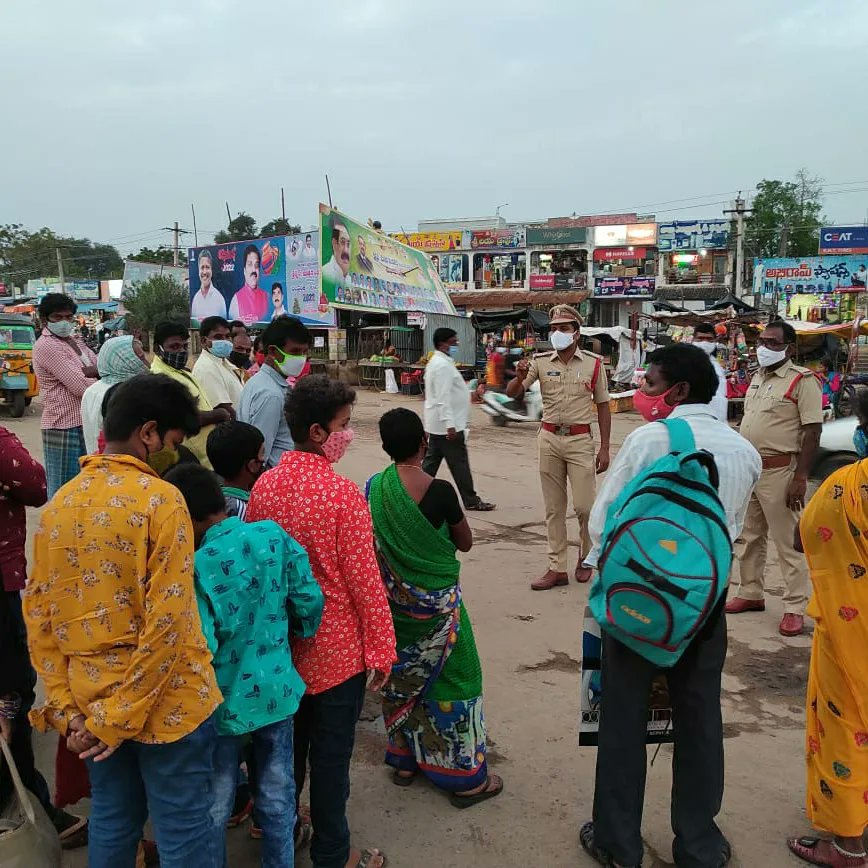 sp_nlr's tweet photo. జిల్లా యస్.పి.గారి ఆదేశాలమేరకు కరోనా వ్యాప్తి నివారణచర్యలలో భాగంగా జిల్లా వ్యాప్తంగా క్షేత్రస్థాయిలో ప్రజలకు అవగాహన కల్పిస్తూ,ప్రతీ ఒక్కరూ మాస్కులు ధరించాలని,భౌతికదూరం పాటించాలని సూచించి,నిబంధనలు అతిక్రమించిన వారిపై E-చలానా ద్వారా జరిమానా విధిస్తున్న నెల్లూరుపోలీసులు
@APPOLICE100 https://t.co/dKVLiZyr0g