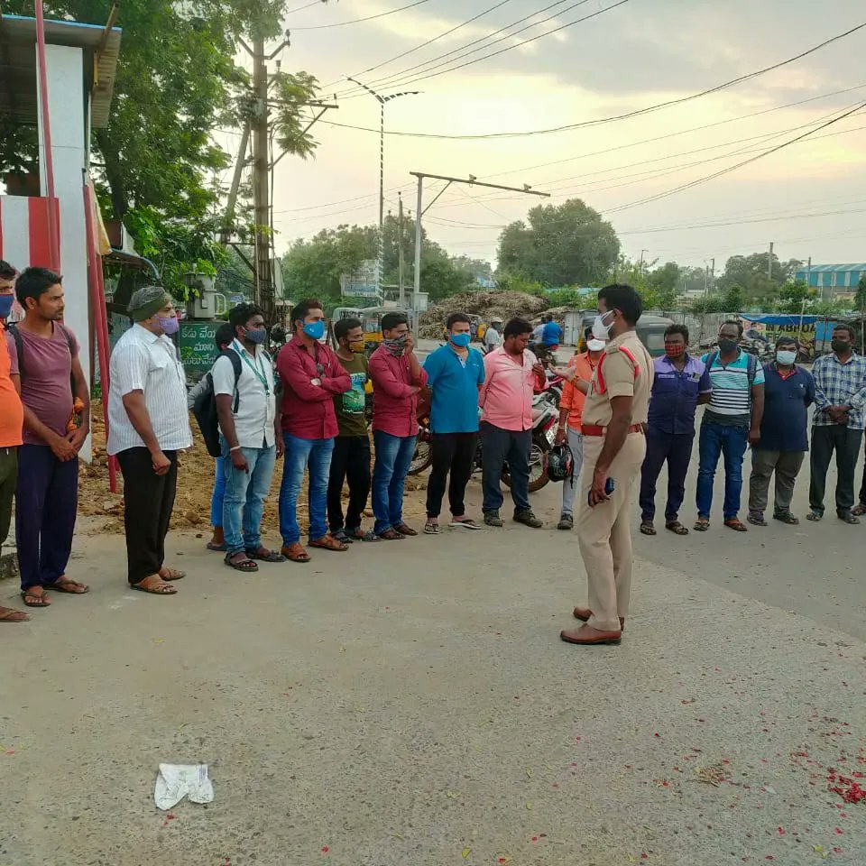sp_nlr's tweet photo. జిల్లా యస్.పి.గారి ఆదేశాలమేరకు కరోనా వ్యాప్తి నివారణచర్యలలో భాగంగా జిల్లా వ్యాప్తంగా క్షేత్రస్థాయిలో ప్రజలకు అవగాహన కల్పిస్తూ,ప్రతీ ఒక్కరూ మాస్కులు ధరించాలని,భౌతికదూరం పాటించాలని సూచించి,నిబంధనలు అతిక్రమించిన వారిపై E-చలానా ద్వారా జరిమానా విధిస్తున్న నెల్లూరుపోలీసులు
@APPOLICE100 https://t.co/dKVLiZyr0g