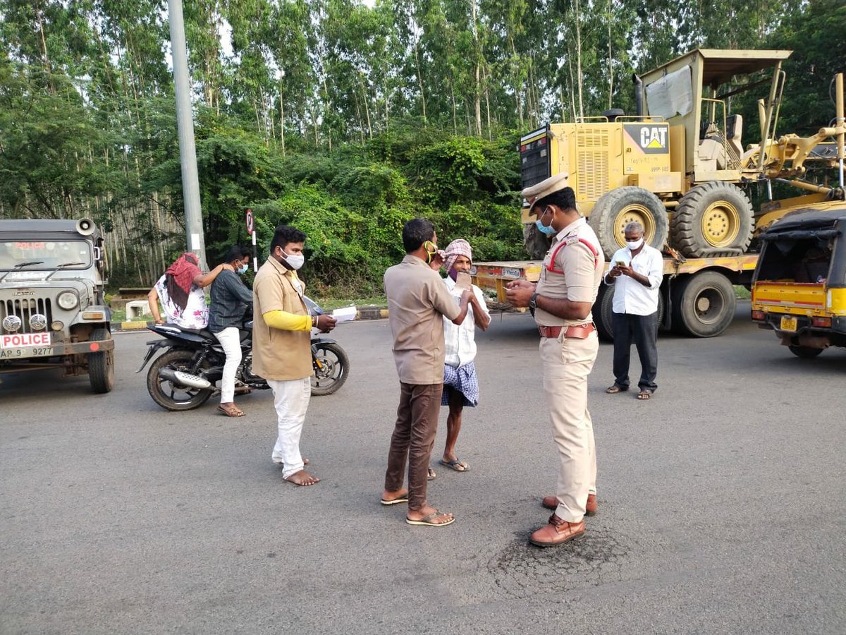 sp_nlr's tweet photo. జిల్లా యస్.పి.గారి ఆదేశాలమేరకు కరోనా వ్యాప్తి నివారణచర్యలలో భాగంగా జిల్లా వ్యాప్తంగా క్షేత్రస్థాయిలో ప్రజలకు అవగాహన కల్పిస్తూ,ప్రతీ ఒక్కరూ మాస్కులు ధరించాలని,భౌతికదూరం పాటించాలని సూచించి,నిబంధనలు అతిక్రమించిన వారిపై E-చలానా ద్వారా జరిమానా విధిస్తున్న నెల్లూరుపోలీసులు
@APPOLICE100 https://t.co/dKVLiZyr0g