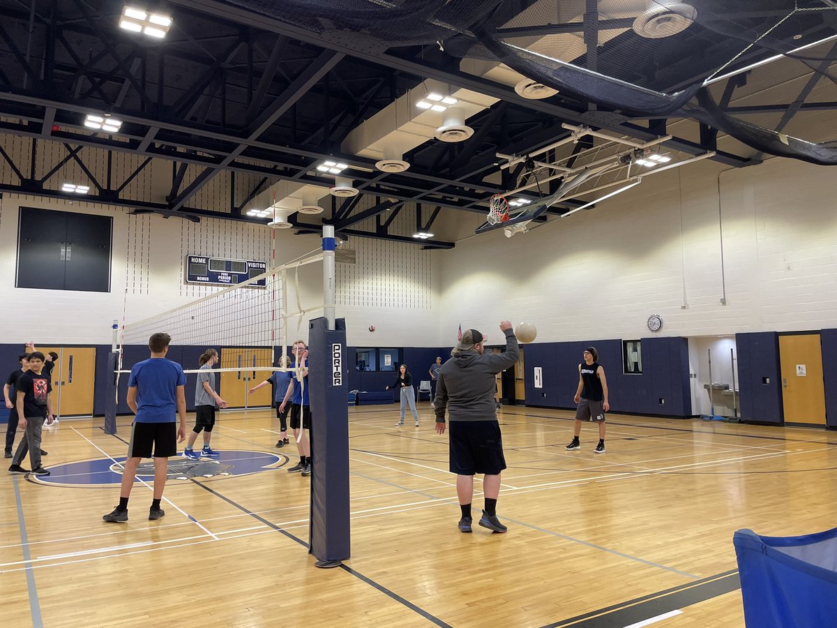 QCHSVBall's tweet photo. Another great turnout last night for open gym! @coachwendy88 @QCHSAthletics @BillHarner https://t.co/DFAkvh0sMw