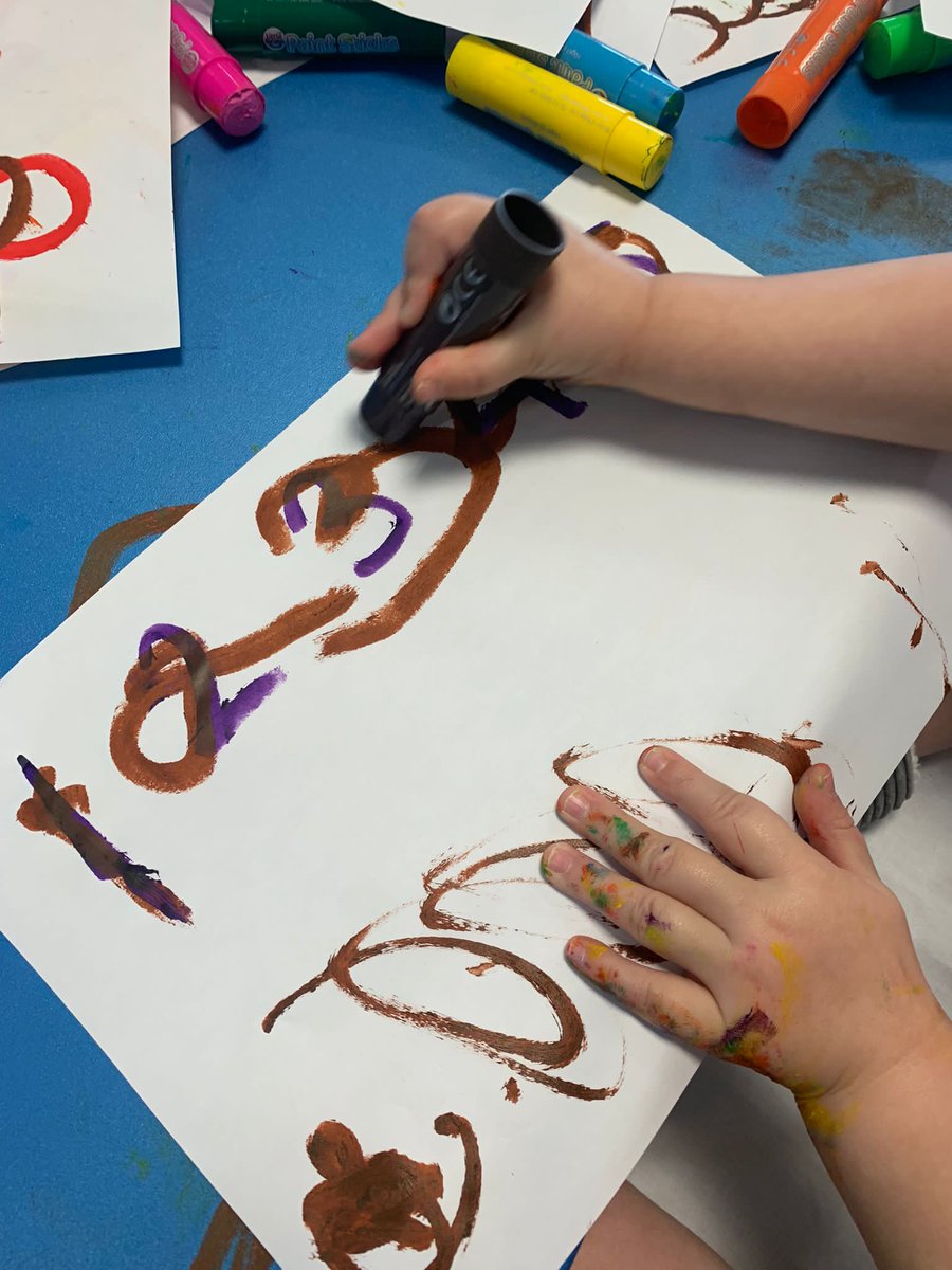 AH_playservice's tweet photo. Mark making and tracing numbers on Renal helping to keep our patient happy and distracted whilst having treatment on Renal this also helps with number recognition, hand and eye coordination, grip and mark making #promotingdevelopment #PlayInHospital @AlderHey @AlderHeyCharity https://t.co/uB0Z0tlQ6W