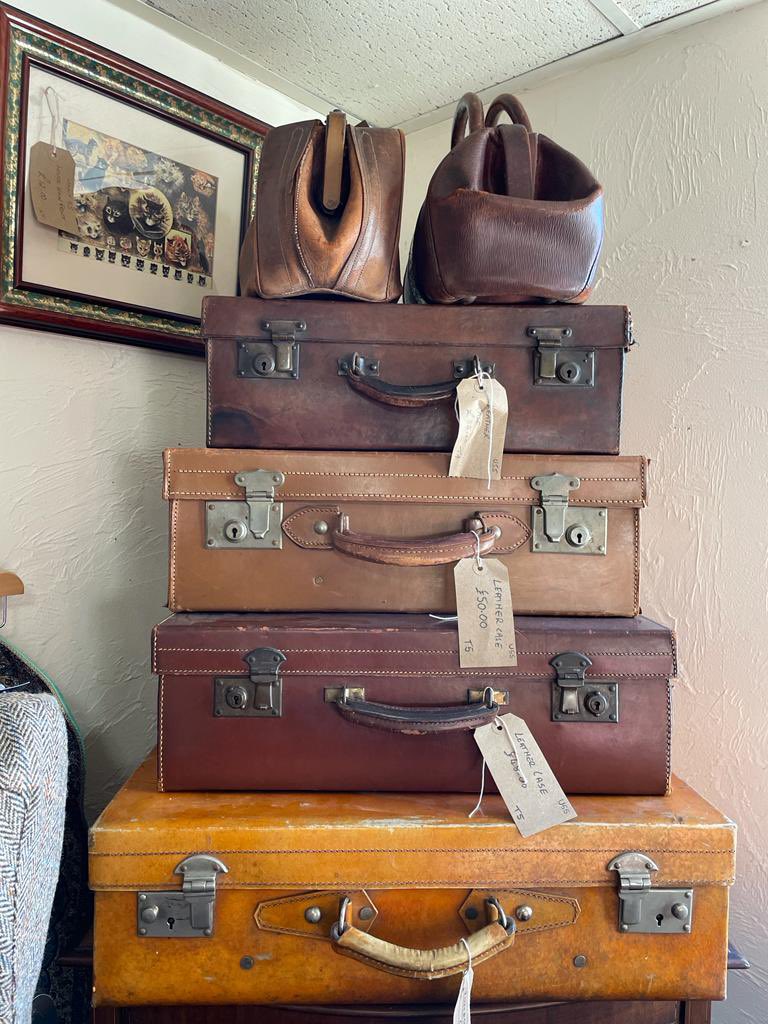 VicMillAntiques's tweet photo. With 60 dealers there’s always new stock coming in. #observerbooks #mannequin #binnacle #taxidermy #vintage #luggage #cases #retro #antiques #retro https://t.co/NW0i2bPx72