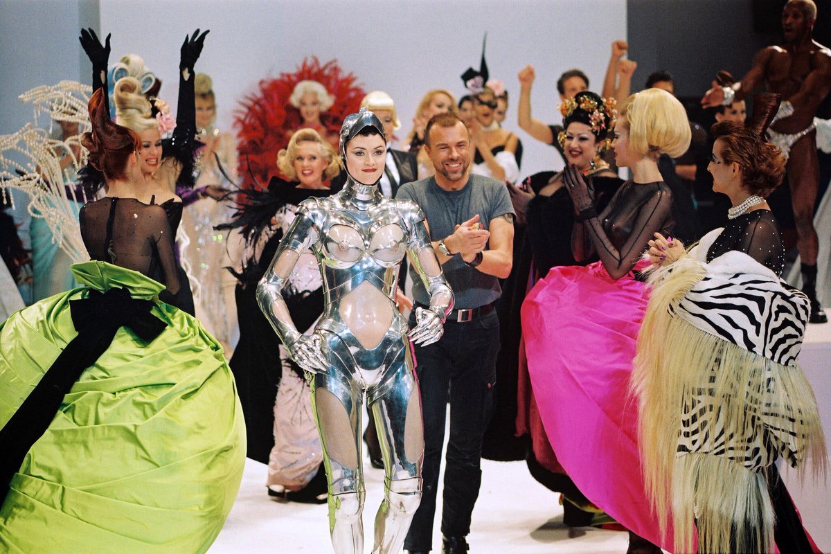 Vedaot's tweet photo. Moda tasarımcısı Thierry Mugler evvelki gün hayatını kaybetti. https://t.co/0WVlWdmSMQ