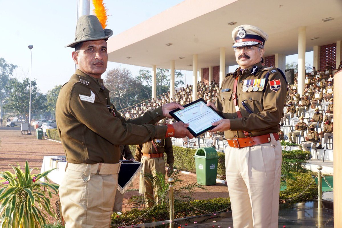 RPAjaipur's tweet photo. 26 जनवरी 2022, गणतंत्र दिवस की शुभ बेला में आज आरपीए जयपुर में श्रीमान निदेशक महोदय द्वारा झंडा रोहन के साथ कार्यक्रम का शुभारंभ किया गया साथ ही विभिन्न गतिविधियों के तहत उत्कर्ष कार्यों के लिए आरपीए पुलिस स्टाफ  के सदस्यों को नकद पुरस्कार व प्रशंसा पत्र का वितरण किये गए https://t.co/GPX5MhnSnx