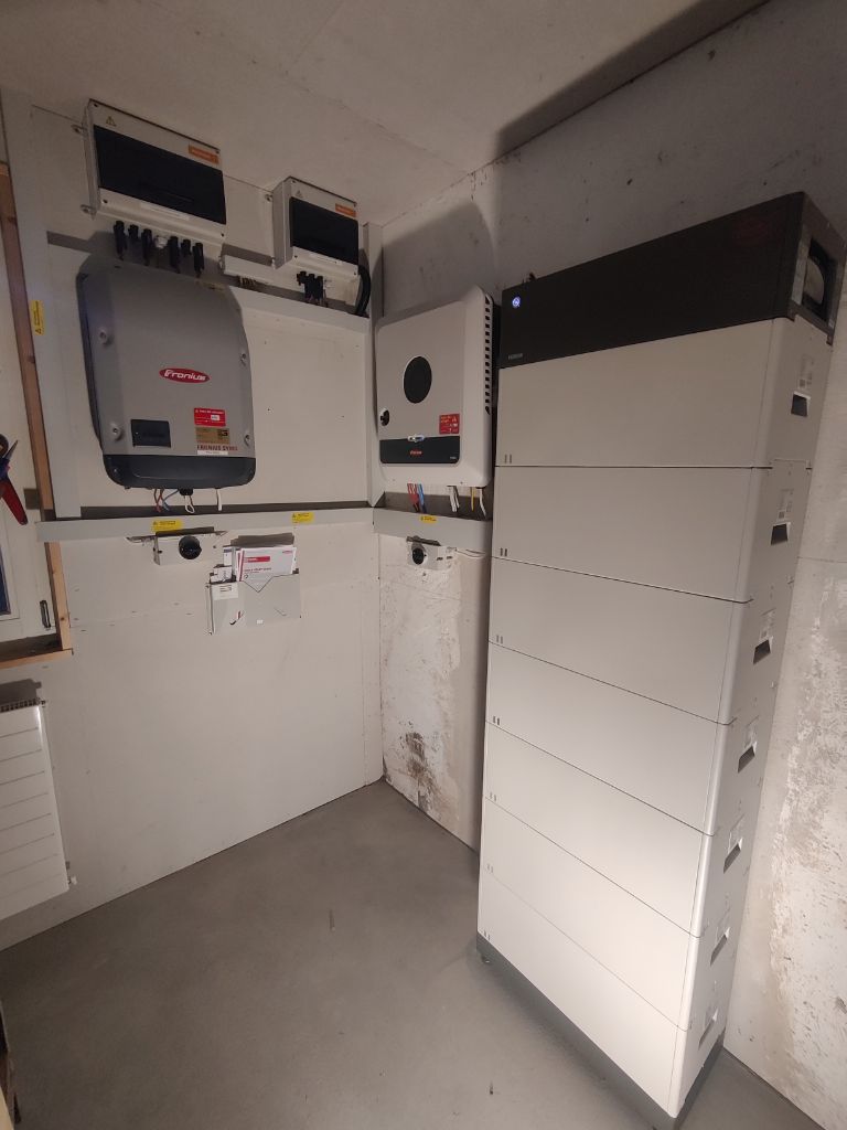 helionauten's tweet photo. #EGch Montage-Crew grüsst aus #Winterthur: #Solarprofi ist fertig und hat aufgeräumt 😉 19.3kWh #Batteriespeicher mit Notstromlösung erweitern die bestehende #Solaranlage. #24hoursofsolar @froniussolar https://t.co/SYPLn0mYMx