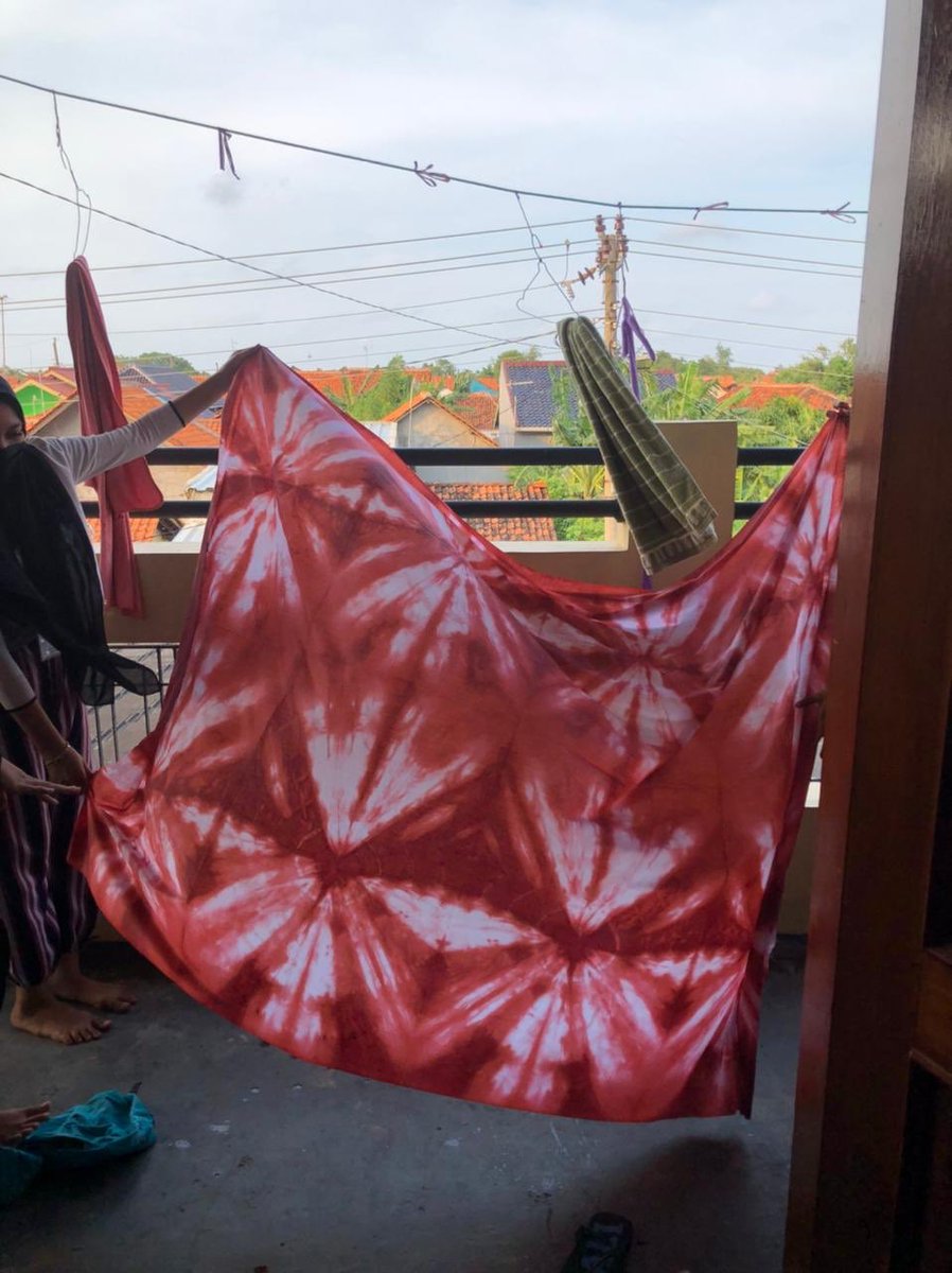 daffabariq_'s tweet photo. Pembuatan batik jumputan bekerja sama dengan ibu PKK di desa Pagejugan, Brebes

#KKNUMY #UMYogya #UMYmengabdi #KelompokKKN https://t.co/kerxJtn4ZK
