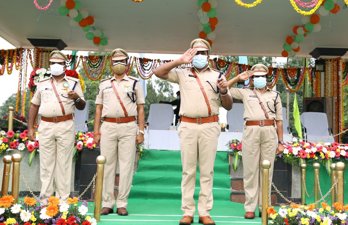 sp_nlr's tweet photo. 73 వ భారత గణతంత్ర దిన���త్సవ వేడుకలు ఘనంగా నిర్వహణ – జిల్లా యస్.పి. శ్రీ విజయ రావు,IPS.,గారు
జాతీయ జెండాను ఎగురవేసి,గౌరవ వందనం చేసిన జిల్లాకలెక్టర్,యస్.పి.గార్లు..ఇతర అధికారులు,ప్రజలు
జిల్లాలోని అన్నీ పోలీస్ స్టేషన్ లలో స్థానిక ప్రజలతో కలిసి గణతంత్ర వేడుకలు నిర్వహణ @APPOLICE100 https://t.co/njO8QwlIo9
