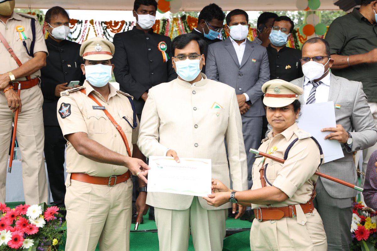 sp_nlr's tweet photo. 73 వ భారత గణతంత్ర దిన���త్సవ వేడుకలు ఘనంగా నిర్వహణ – జిల్లా యస్.పి. శ్రీ విజయ రావు,IPS.,గారు
జాతీయ జెండాను ఎగురవేసి,గౌరవ వందనం చేసిన జిల్లాకలెక్టర్,యస్.పి.గార్లు..ఇతర అధికారులు,ప్రజలు
జిల్లాలోని అన్నీ పోలీస్ స్టేషన్ లలో స్థానిక ప్రజలతో కలిసి గణతంత్ర వేడుకలు నిర్వహణ @APPOLICE100 https://t.co/njO8QwlIo9