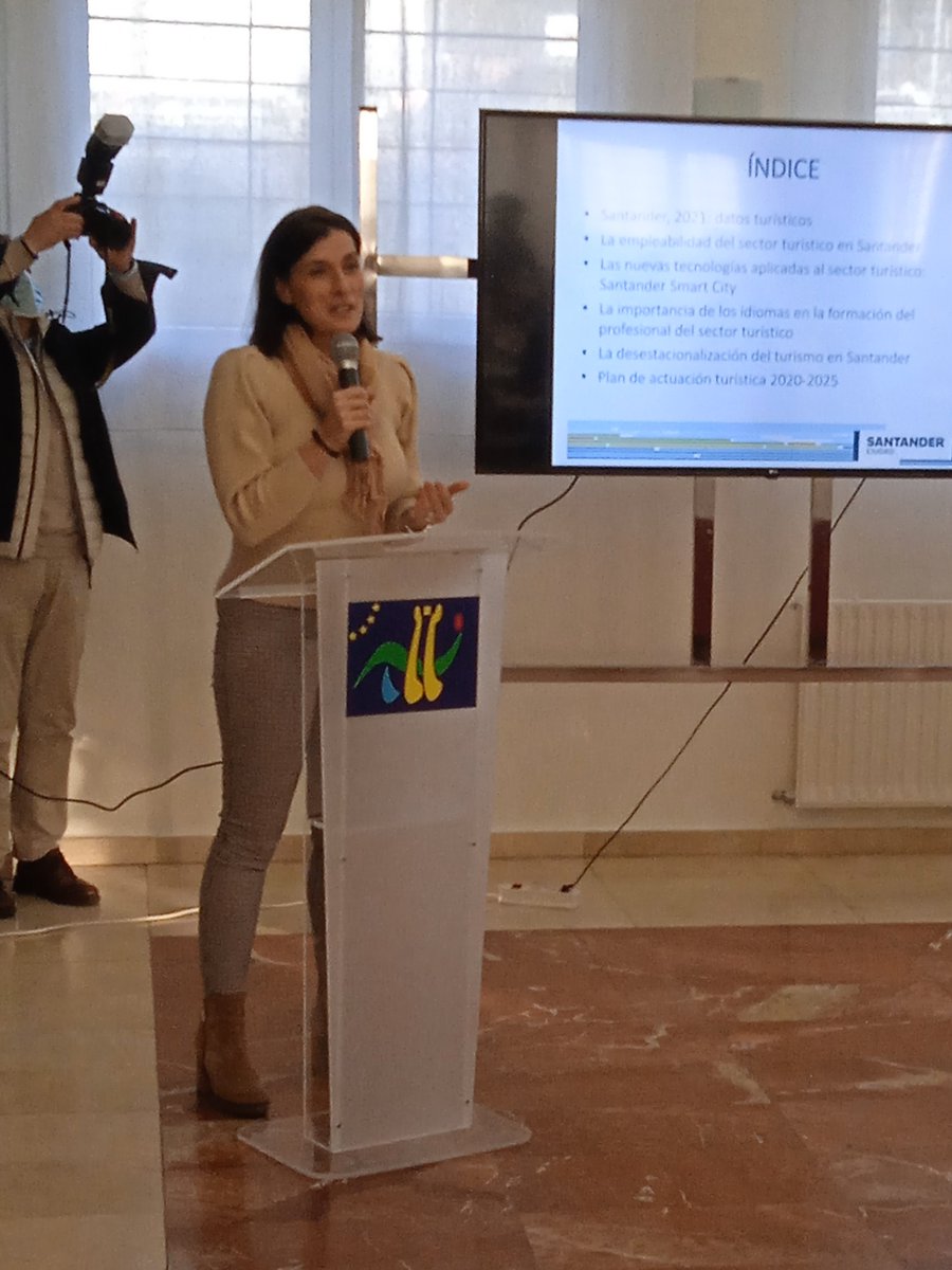 Toma la palabra la alcaldesa del Ayuntamiento de Santander, <a href="/gemaigual/">Gema Igual Ortiz</a> 
#HotelPeñacastilloEventos