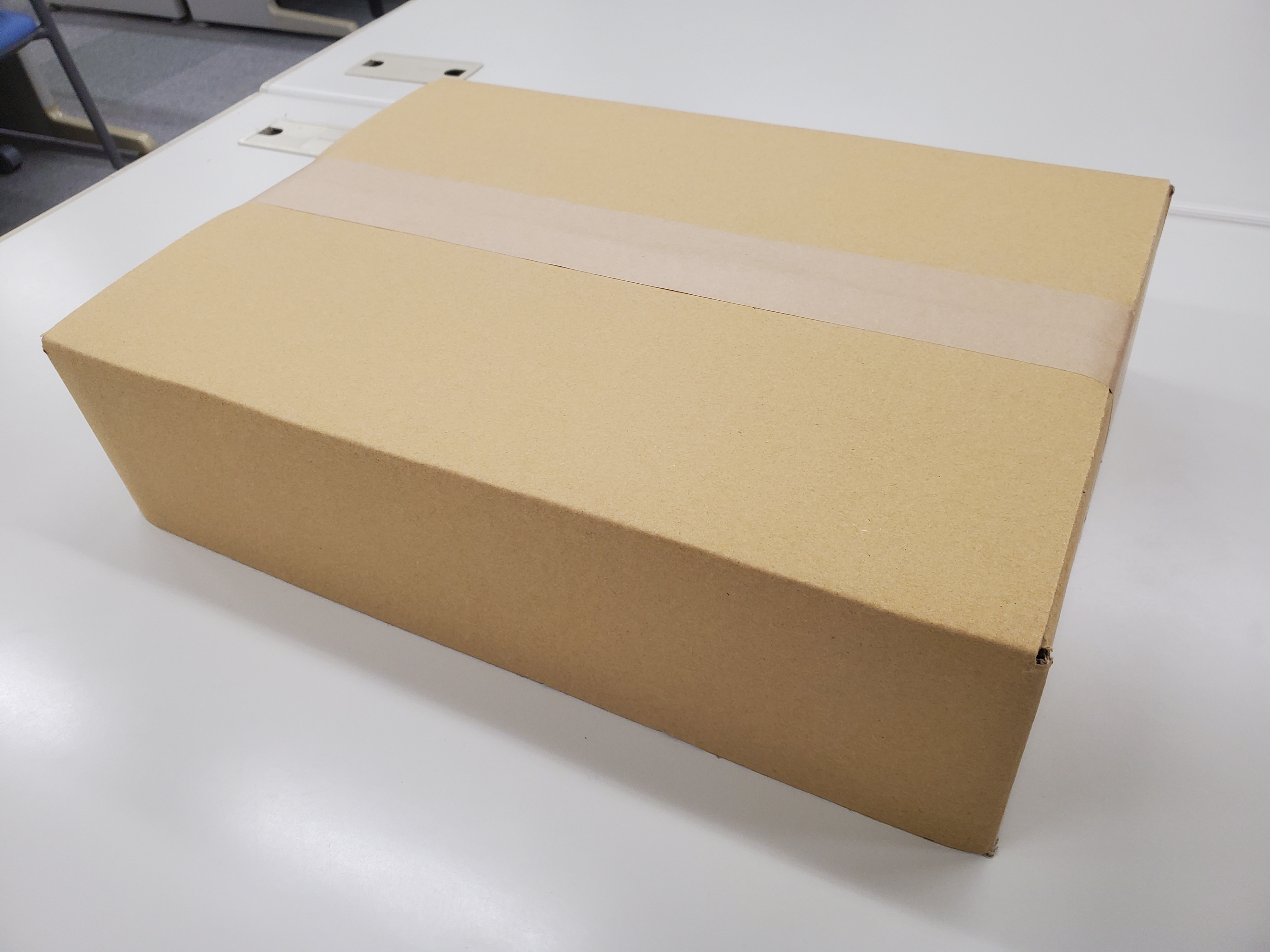 月刊少年シリウス編集部 転スラ マウスパッド開封 ご自宅には無地のダンボールに梱包された形で配送 また伝票の品名は Pc機器 となります さらに本体の入った箱は 魔法書のようなデザインなので お母さんに見られても大丈夫 実際に届く