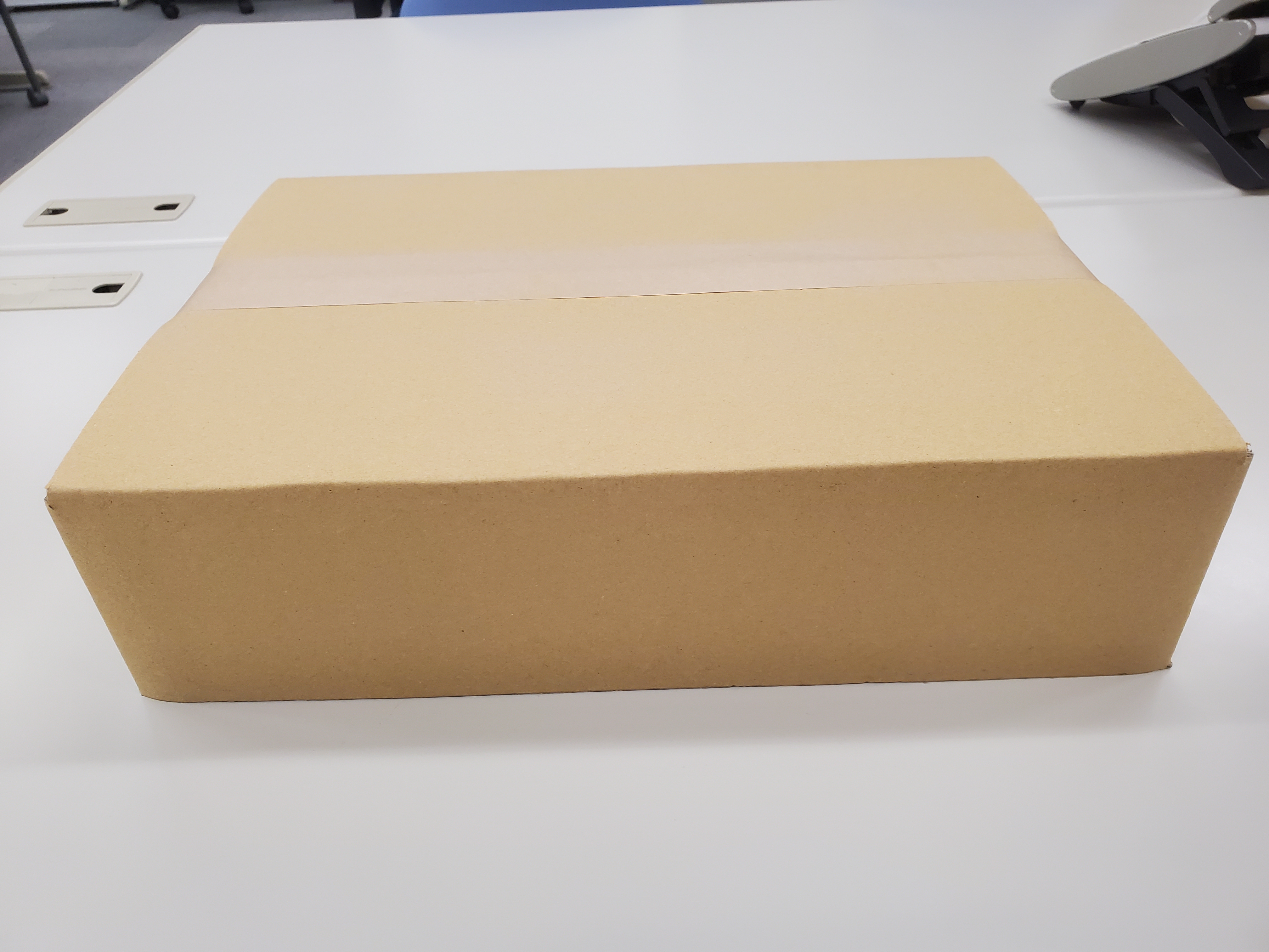 月刊少年シリウス編集部 転スラ マウスパッド開封 箱を開けると内側にシオンを発見 四隅全てに別のイラストが描かれていました ゲットされた方は要チェックです そして箱から開けると さらに箱が しっかりとシオンを守るように梱包され