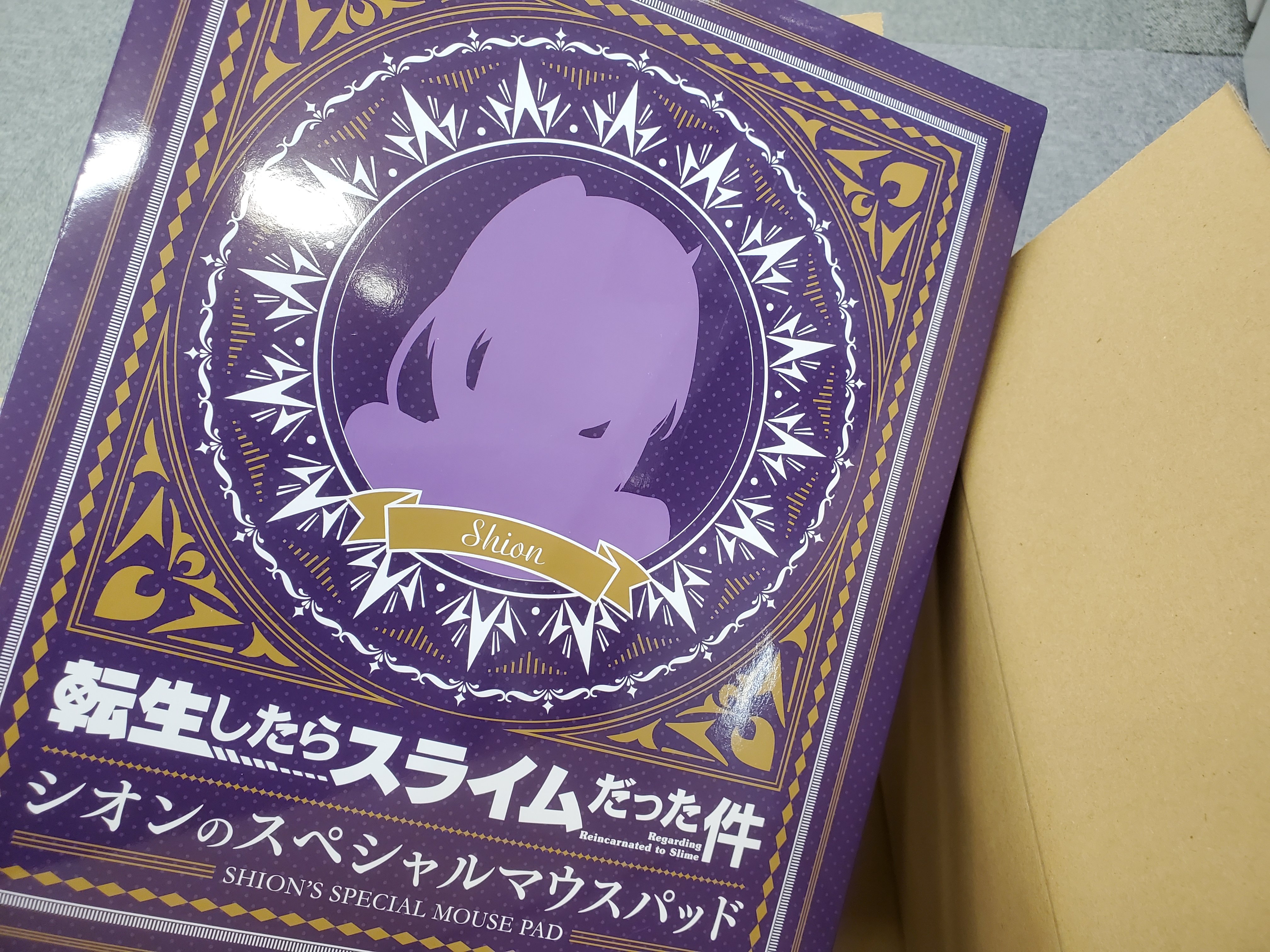 月刊少年シリウス編集部 転スラ マウスパッド開封 箱を開けると内側にシオンを発見 四隅全てに別のイラストが描かれていました ゲットされた方は要チェックです そして箱から開けると さらに箱が しっかりとシオンを守るように梱包され