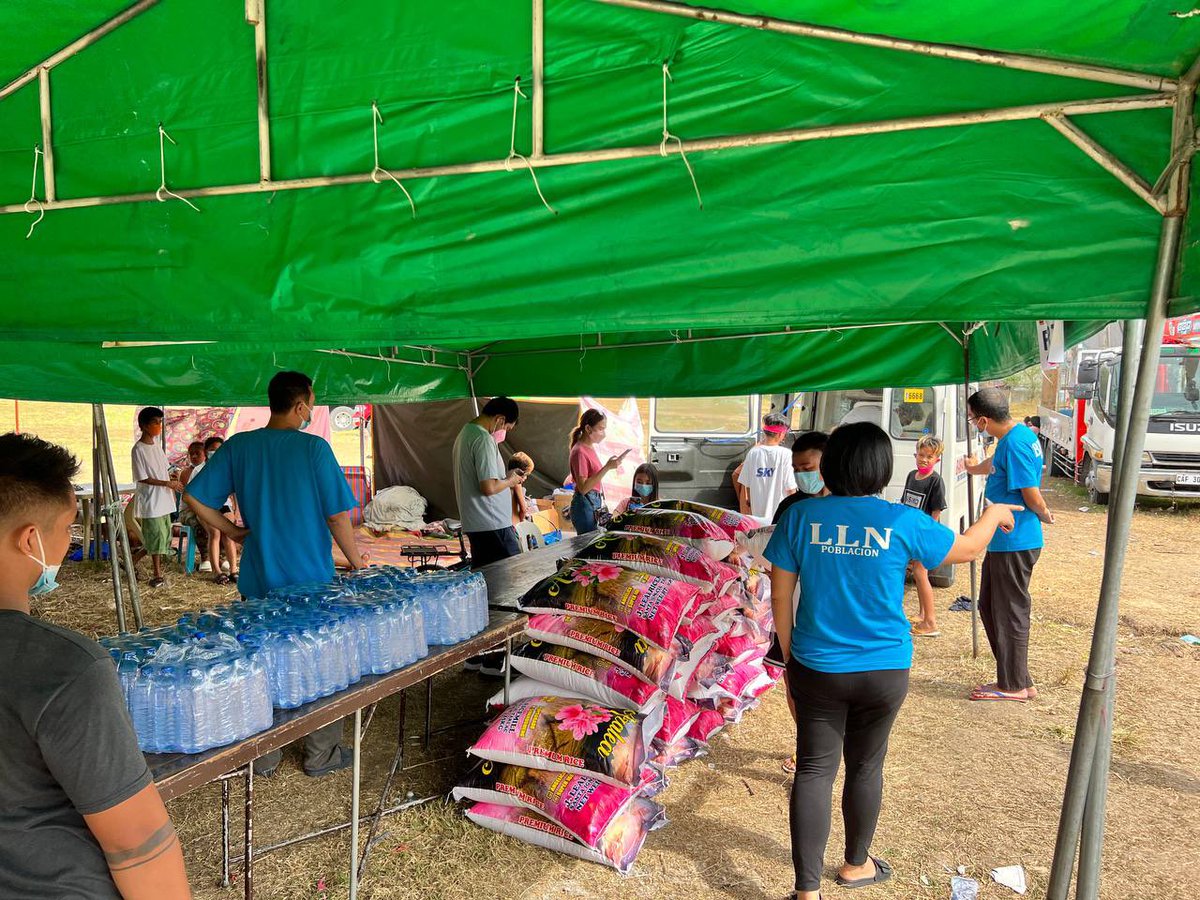 welverder's tweet photo. At 9pm last night, Ms. Abby Watabe of TLR Japan asked @teamlenirobredo to help distribute relief goods and talk to the fire victims of Villarica, Bulacan. Earlier, we heed the call to #HelpLikeLeni. Happy #kakampinkwednesday!
#LeniAngatSaLahat
#AngatBuhayLahat
@mavewreak https://t.co/VNccpZ6HLT