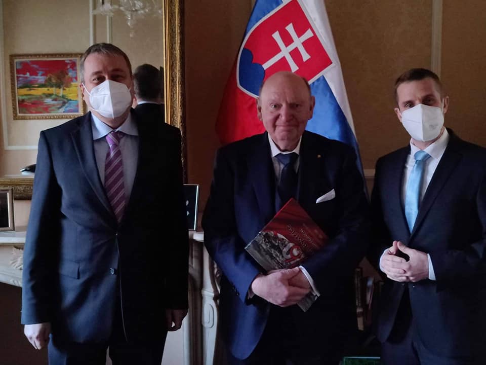 peter_kormuth's tweet photo. Thanks to SK General Honorary Consul Gunnar Riebs, who hosted a special encounter w/ the Deputy Foreign Minister @martin_klus in #Antwerpen🤝 The talks focused on economic and cultural collaboration between🇸🇰and 🇧🇪 Pictures from the Antwerp cathedral and Mr. Riebs's office⛪️ https://t.co/fHAc6uvcjF