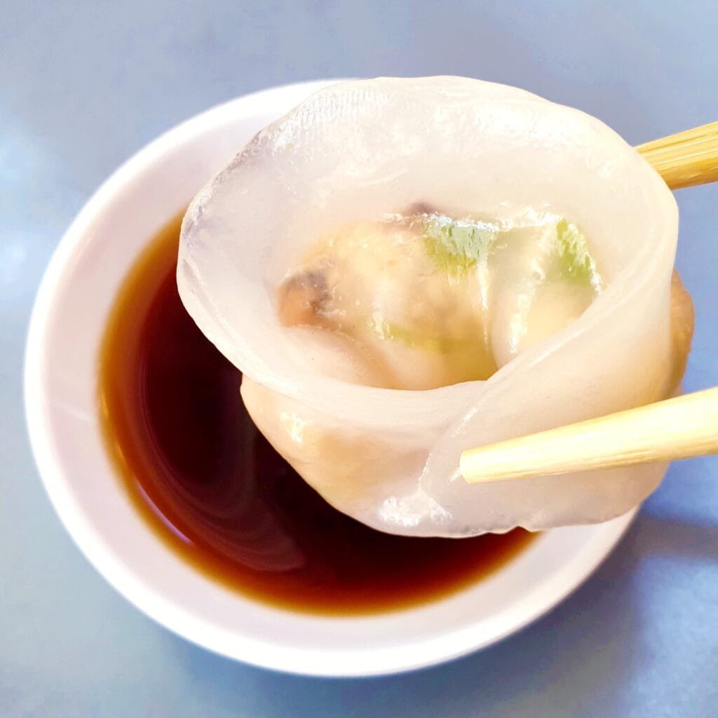 schmoozequeen's tweet image. These Tofu Crystal Dumplings are the #vegan version of the classic steamed #HarGow dumplings.  They're folded differently to mark them apart but the highly flavoured tofu filling is easily on par with the original prawn filling.  feastgloriousfeast.com/tofu-crystal-d… via @feastglorious