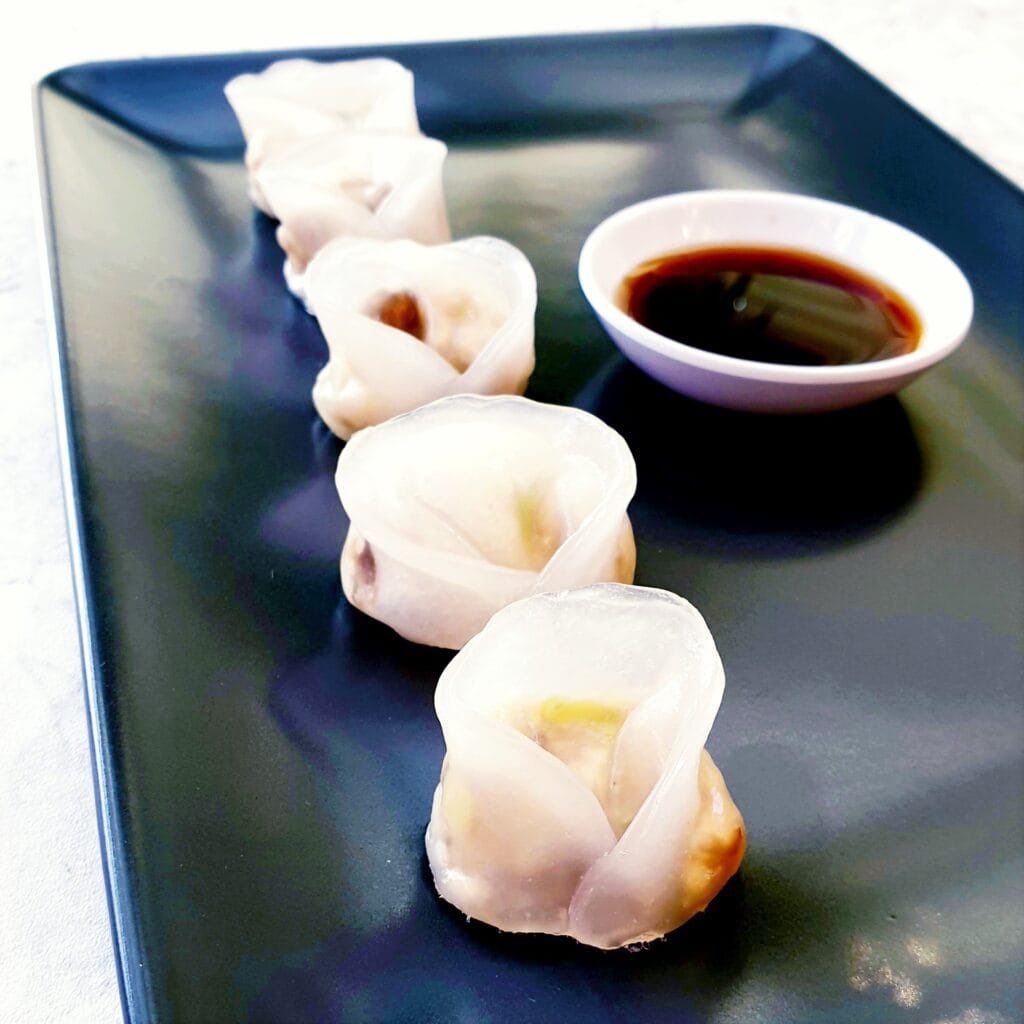 schmoozequeen's tweet image. These Tofu Crystal Dumplings are the #vegan version of the classic steamed #HarGow dumplings.  They're folded differently to mark them apart but the highly flavoured tofu filling is easily on par with the original prawn filling.  feastgloriousfeast.com/tofu-crystal-d… via @feastglorious