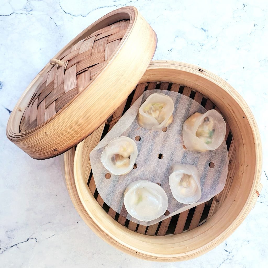 schmoozequeen's tweet image. These Tofu Crystal Dumplings are the #vegan version of the classic steamed #HarGow dumplings.  They're folded differently to mark them apart but the highly flavoured tofu filling is easily on par with the original prawn filling.  feastgloriousfeast.com/tofu-crystal-d… via @feastglorious