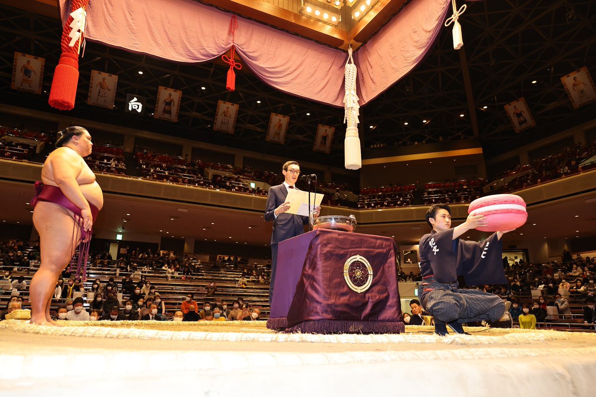 ambafrancejp's tweet image. Bravo à Mitakeumi, vainqueur du tournoi de #sumo de #Tokyo, qui a été promu au rang d'#ozeki. la Coupe de l'amitié 🇫🇷🇯🇵 lui a été remise par l'ambassade de France au Japon🏆✨Cette année, c'est un macaron rose ! .@sumokyokai #御嶽海