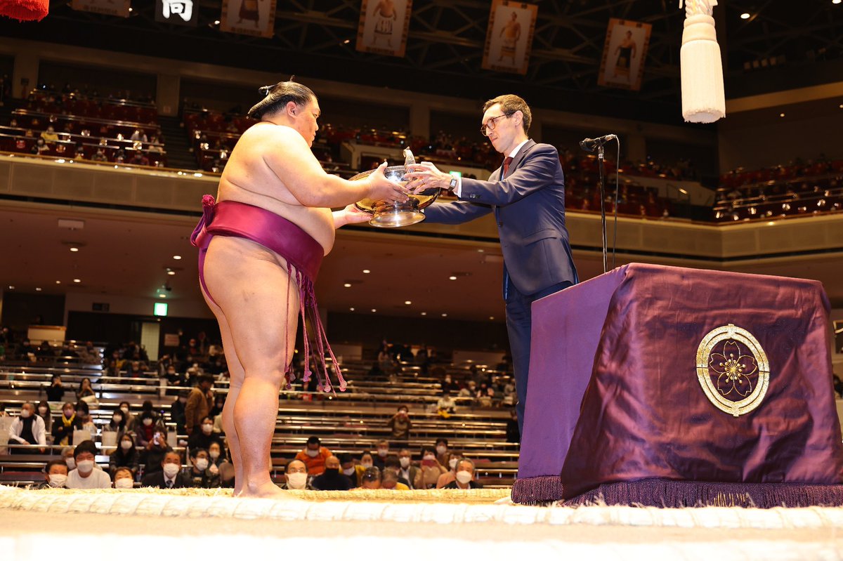 ambafrancejp's tweet image. Bravo à Mitakeumi, vainqueur du tournoi de #sumo de #Tokyo, qui a été promu au rang d'#ozeki. la Coupe de l'amitié 🇫🇷🇯🇵 lui a été remise par l'ambassade de France au Japon🏆✨Cette année, c'est un macaron rose ! .@sumokyokai #御嶽海