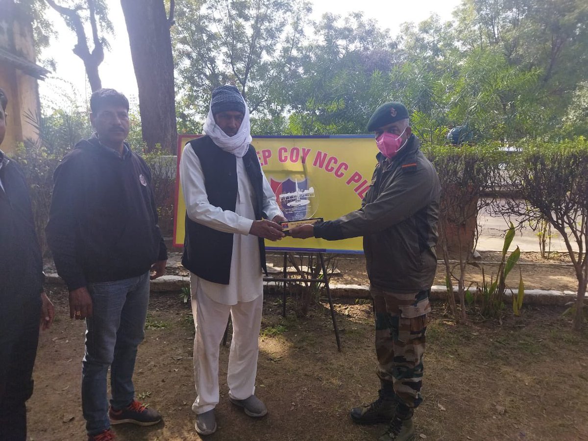 NCCDteRajasthan's tweet photo. @HQ_DG_NCC @PRODefRjsthn @ashokgehlot51 @drajaykumar_ias #shaheedonkonaman #AmarJawanJyoti #AmritMahotsav Shaheedon ko shat shat Naman : scintillating ceremony org by 1 RAJ(I) coy PILANI felicitating /venerating BRAVEHEARTS for their selfless supreme sacrifice https://t.co/yyYnHXcP1T
