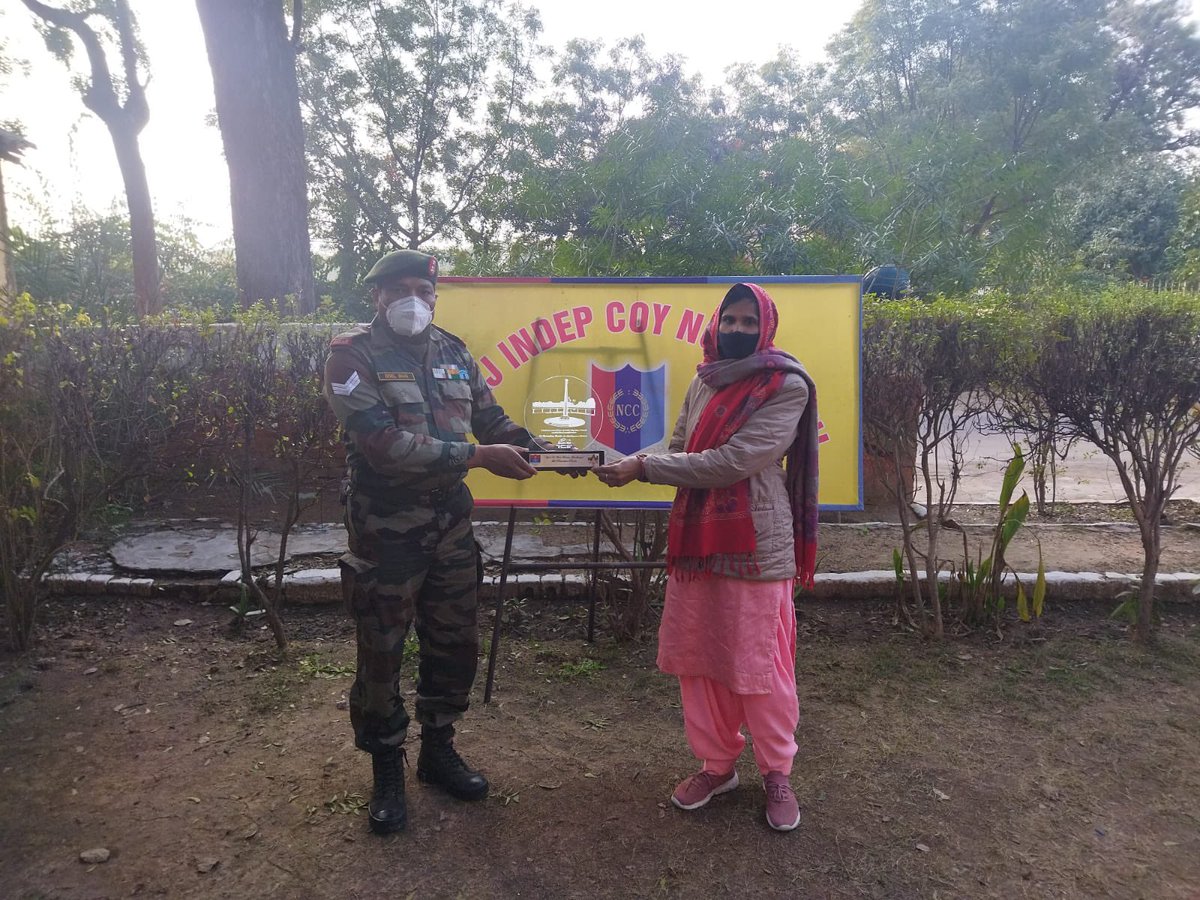 NCCDteRajasthan's tweet photo. @HQ_DG_NCC @PRODefRjsthn @ashokgehlot51 @drajaykumar_ias #shaheedonkonaman #AmarJawanJyoti #AmritMahotsav Shaheedon ko shat shat Naman : scintillating ceremony org by 1 RAJ(I) coy PILANI felicitating /venerating BRAVEHEARTS for their selfless supreme sacrifice https://t.co/yyYnHXcP1T